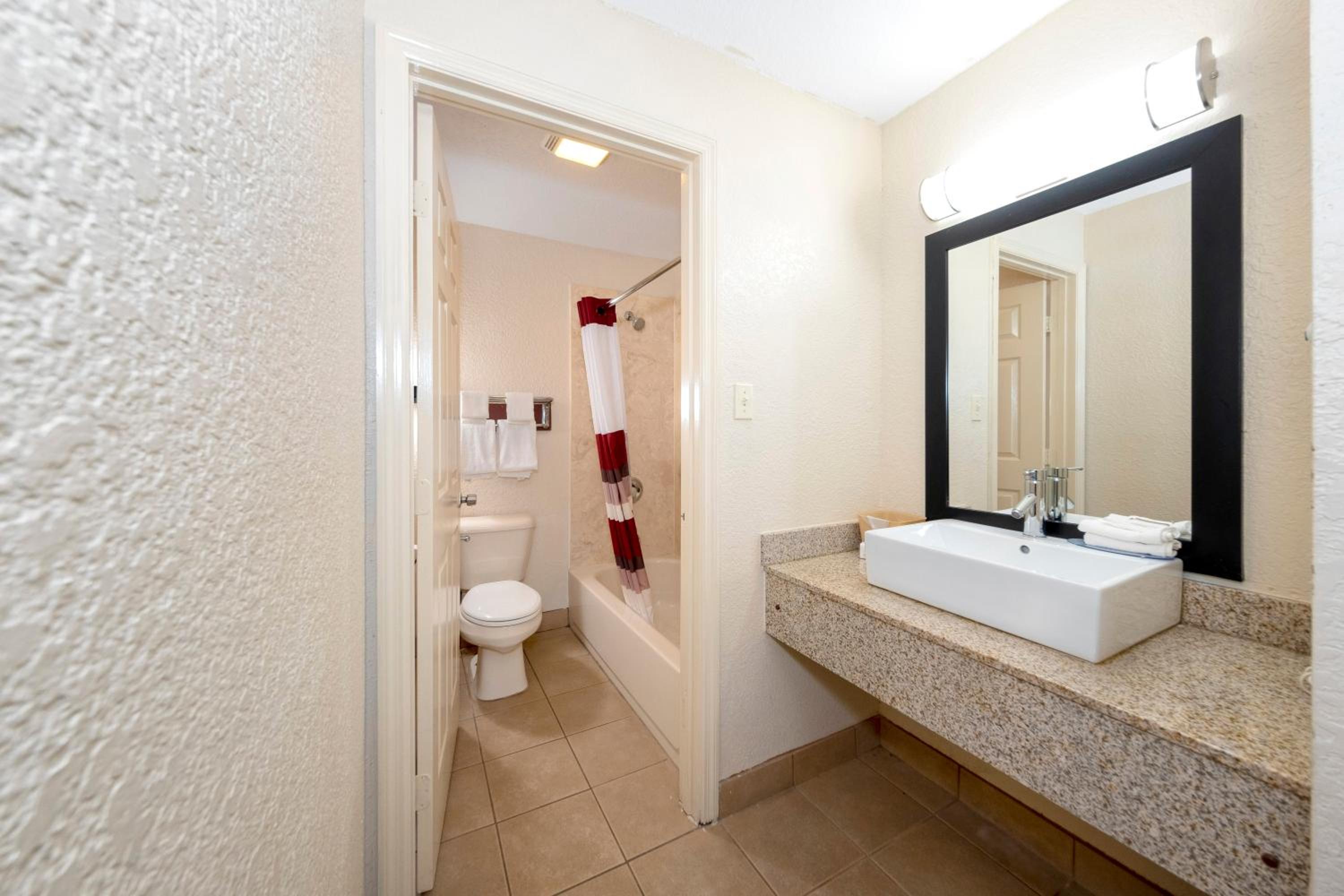Deluxe King Room Smoking - Photo 3