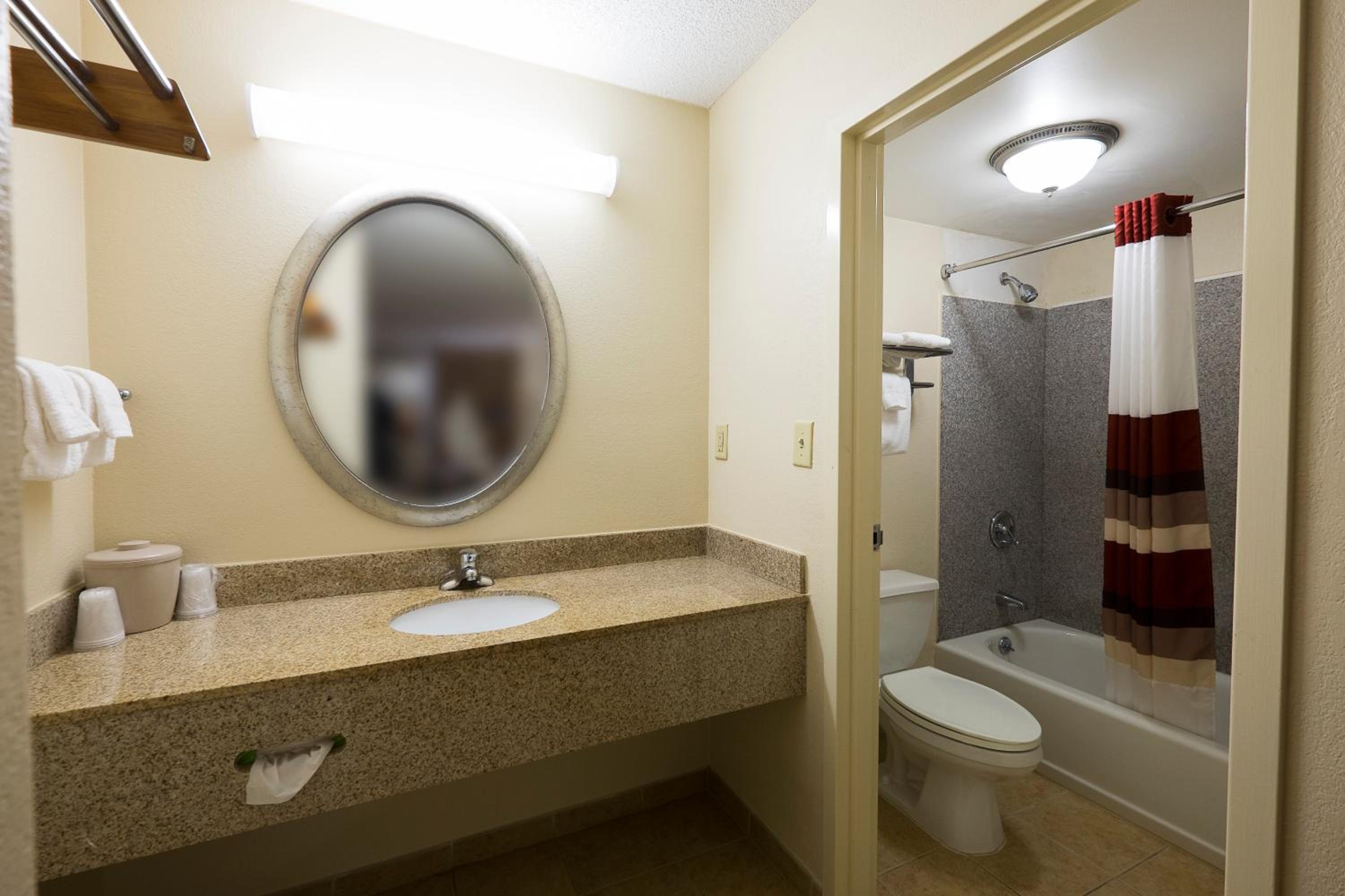 Deluxe Queen Room with Two Queen Beds - Non-Smoking - Photo 2