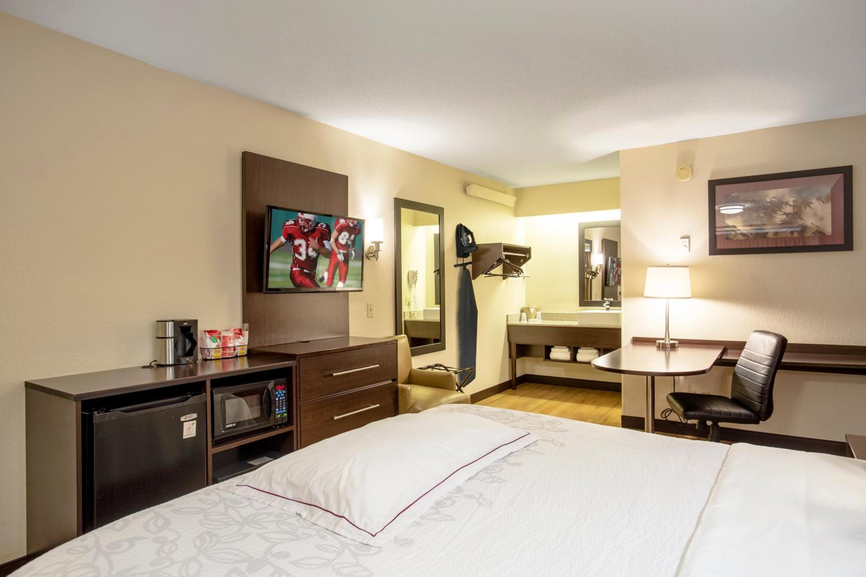 Premium King Room Smoke Free (Upgraded Bedding & Snack) - Photo 2