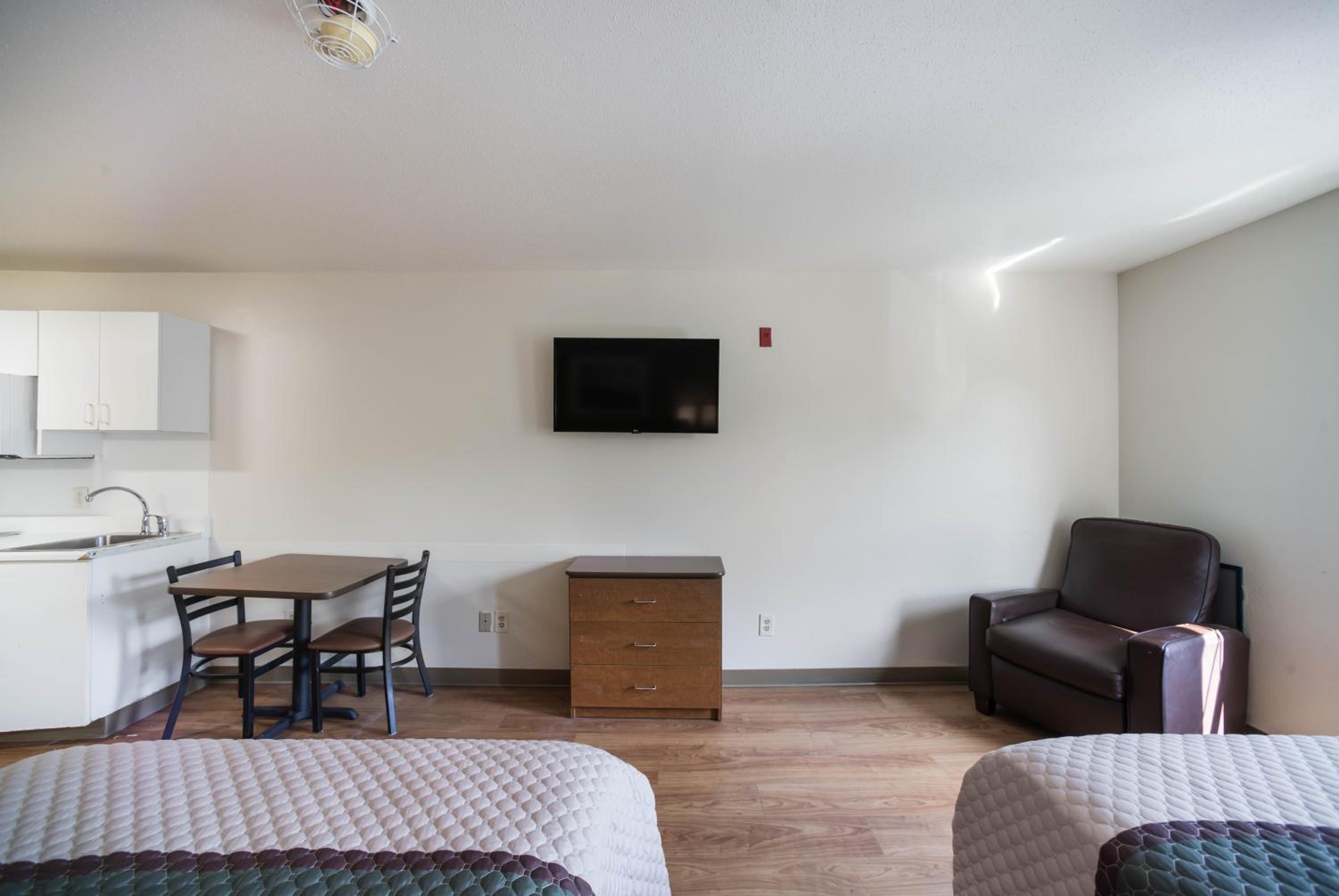 Studio Room with Two Double Beds Non-Smoking - Photo 4