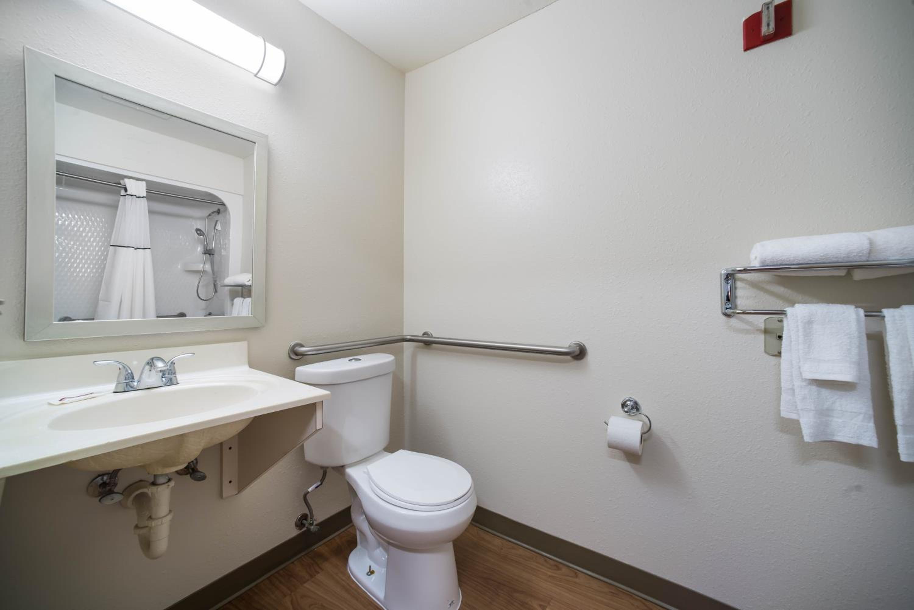 Studio Queen Room Disability Access Non-Smoking - Photo 2