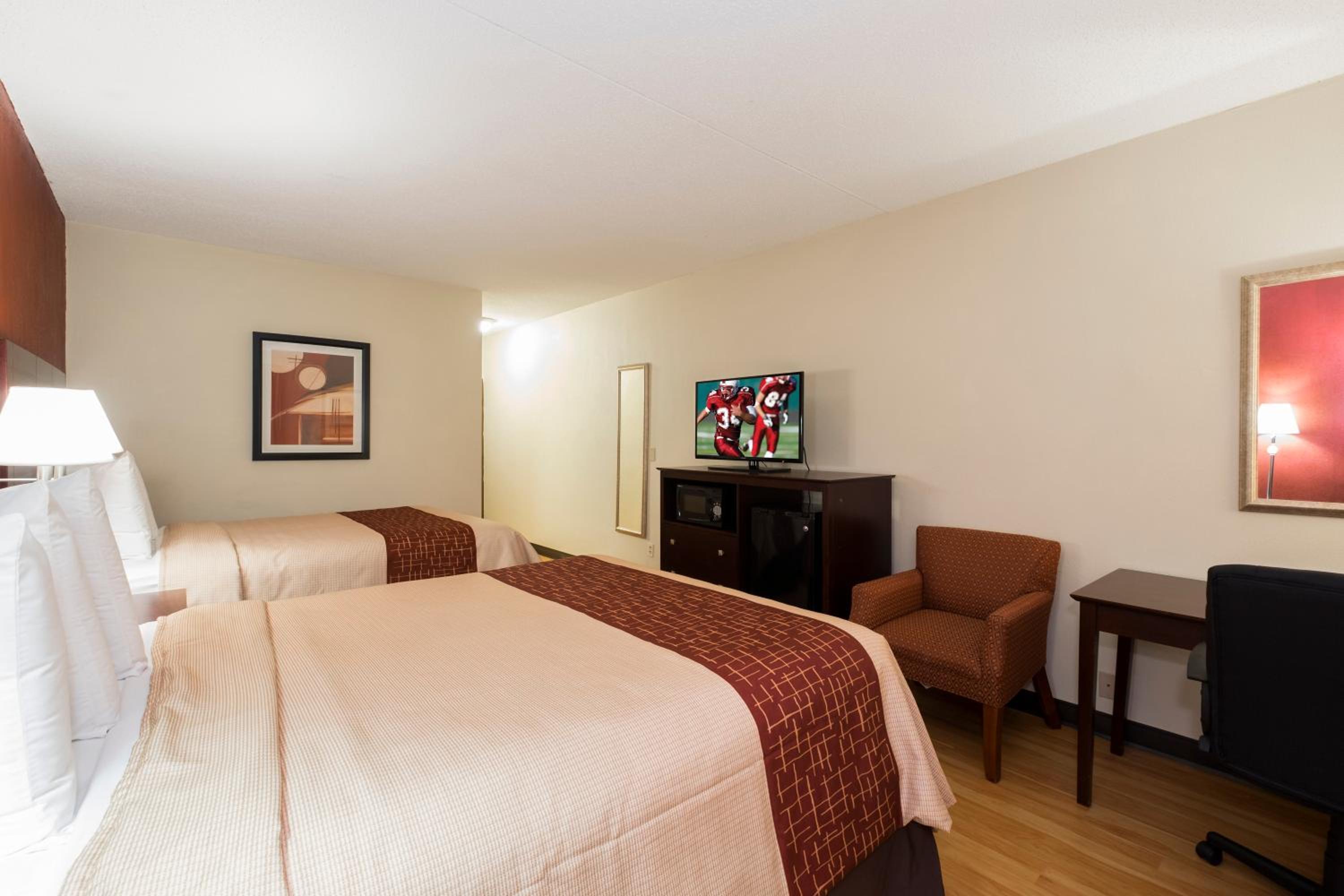 Deluxe Queen Room with Two Queen Beds - Non-Smoking - Photo 2