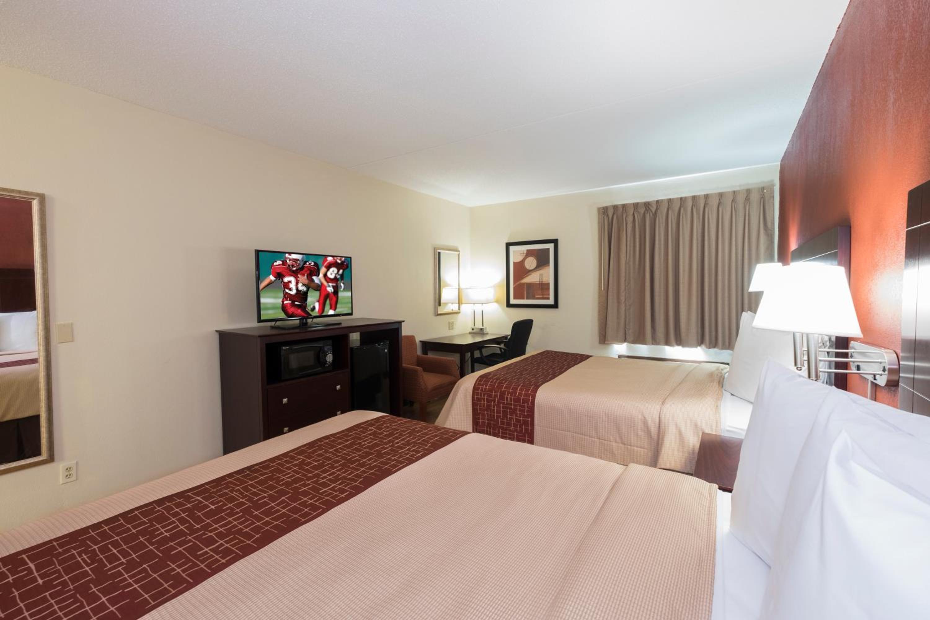 Deluxe Queen Room with Two Queen Beds - Non-Smoking - Photo 3