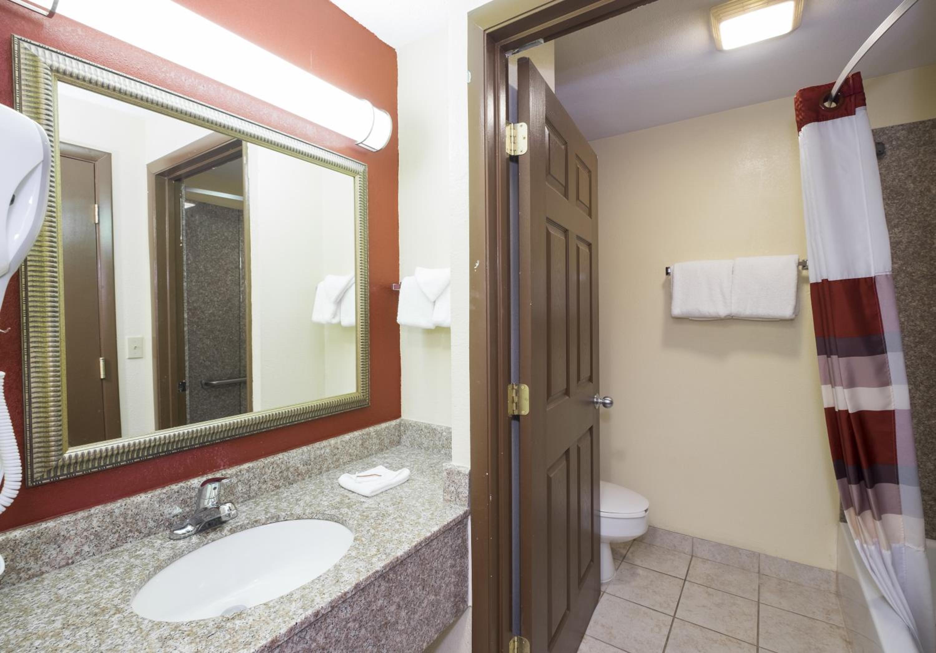Deluxe Queen Room with Two Queen Beds - Non-Smoking - Photo 5
