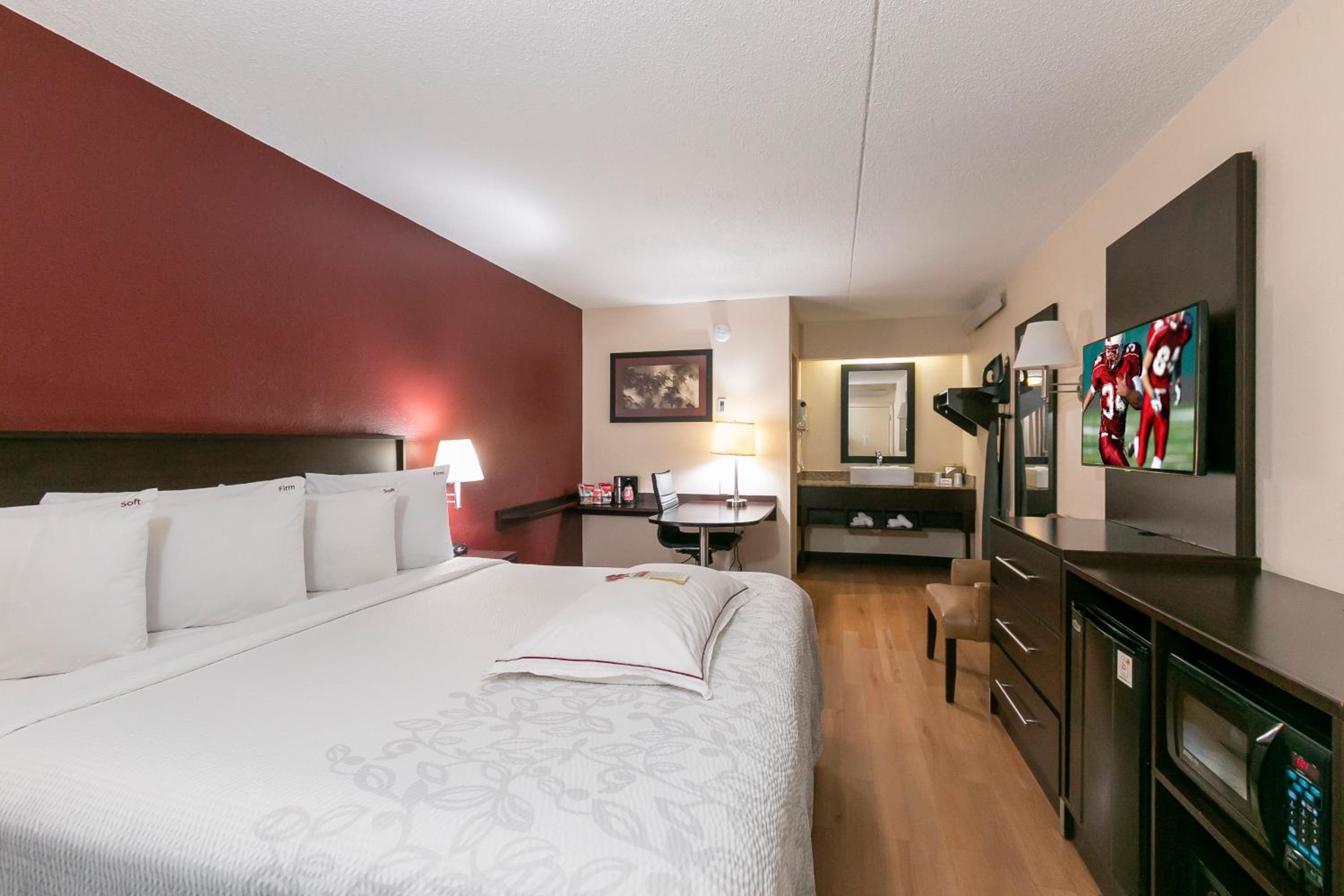 Premium King Room Smoke Free (Upgraded Bedding & Snack) - Photo 1