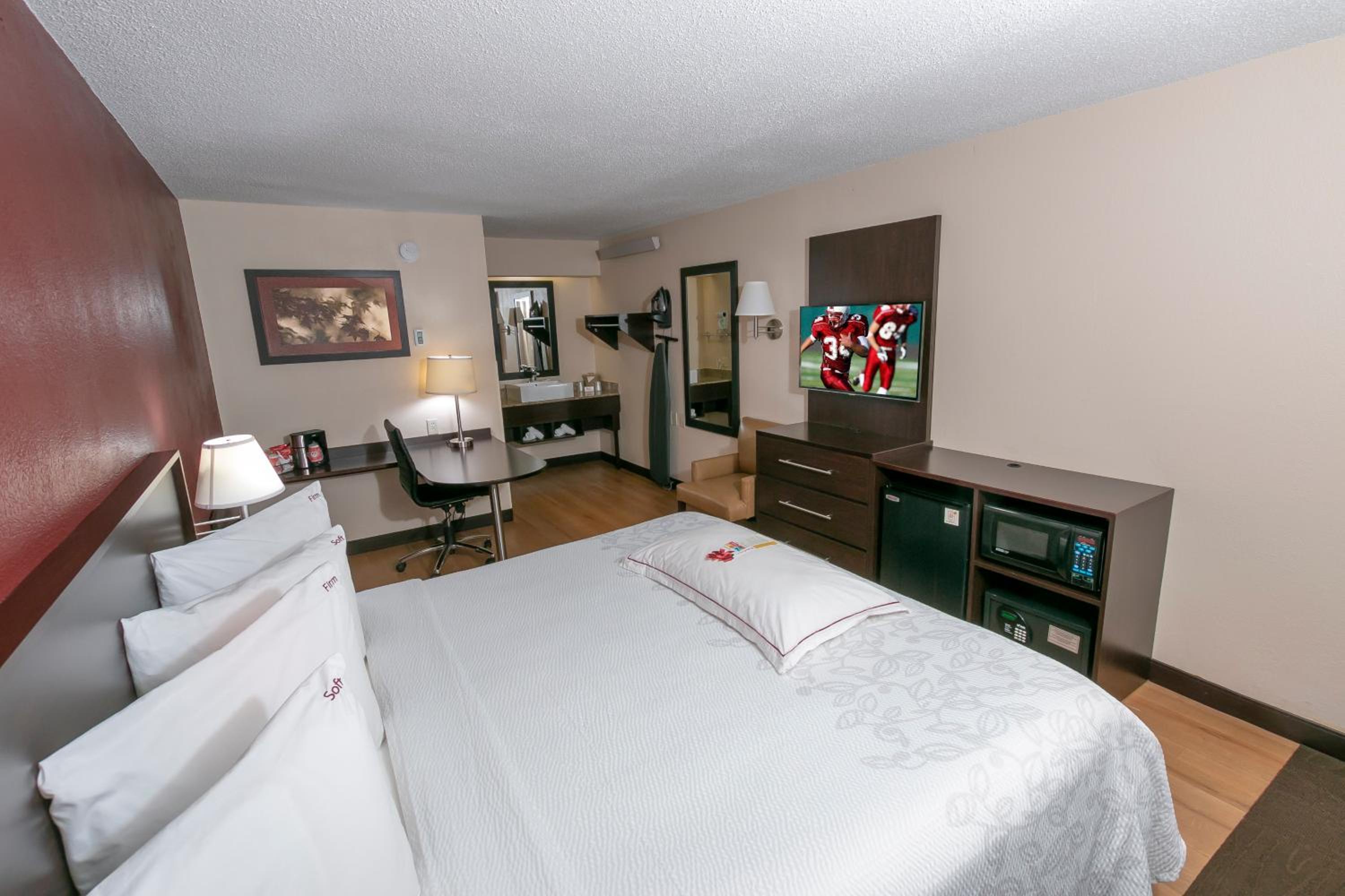 Premium King Room Smoke Free (Upgraded Bedding & Snack) - Photo 3