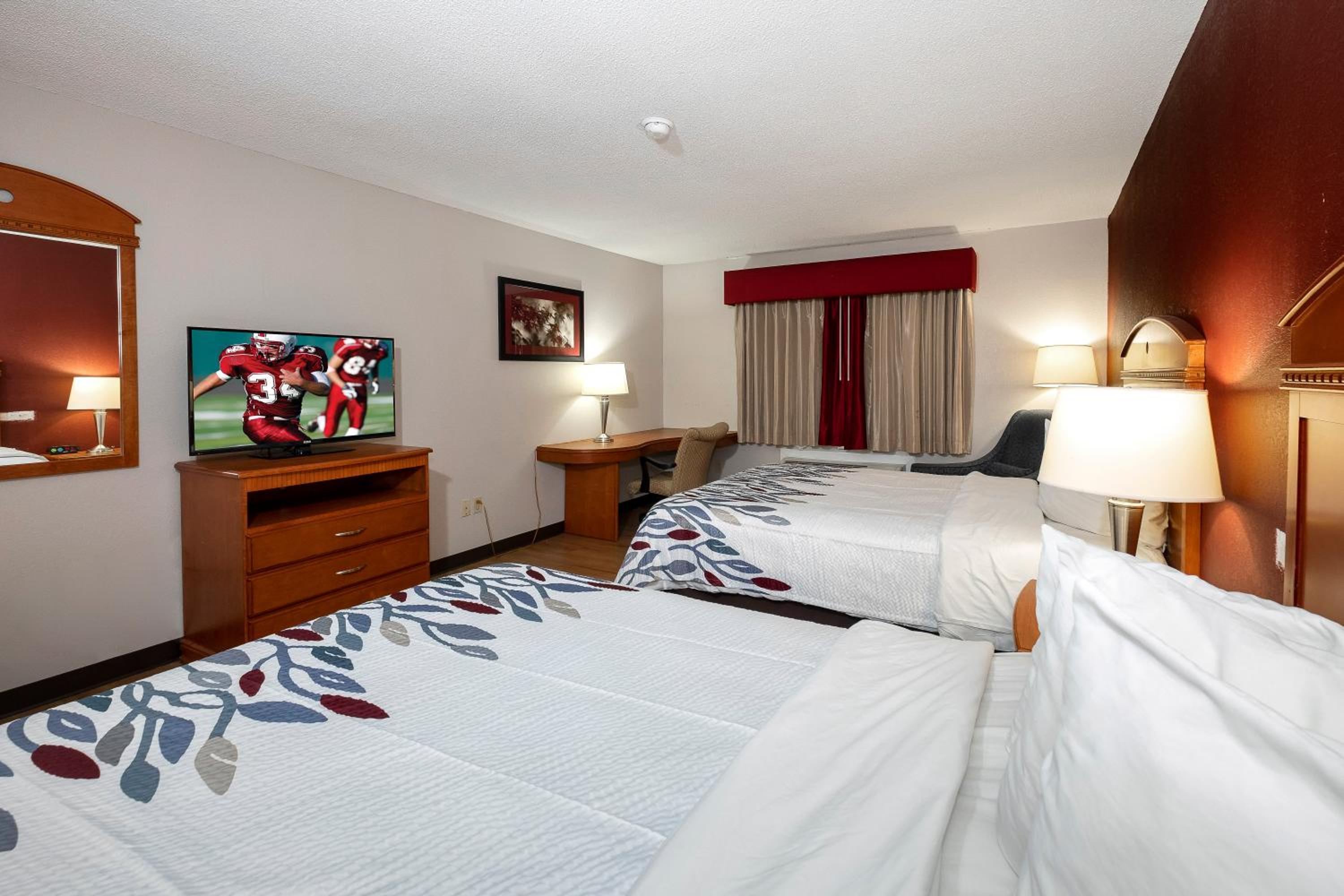 King Room With Two King Beds - Non-Smoking photo 2