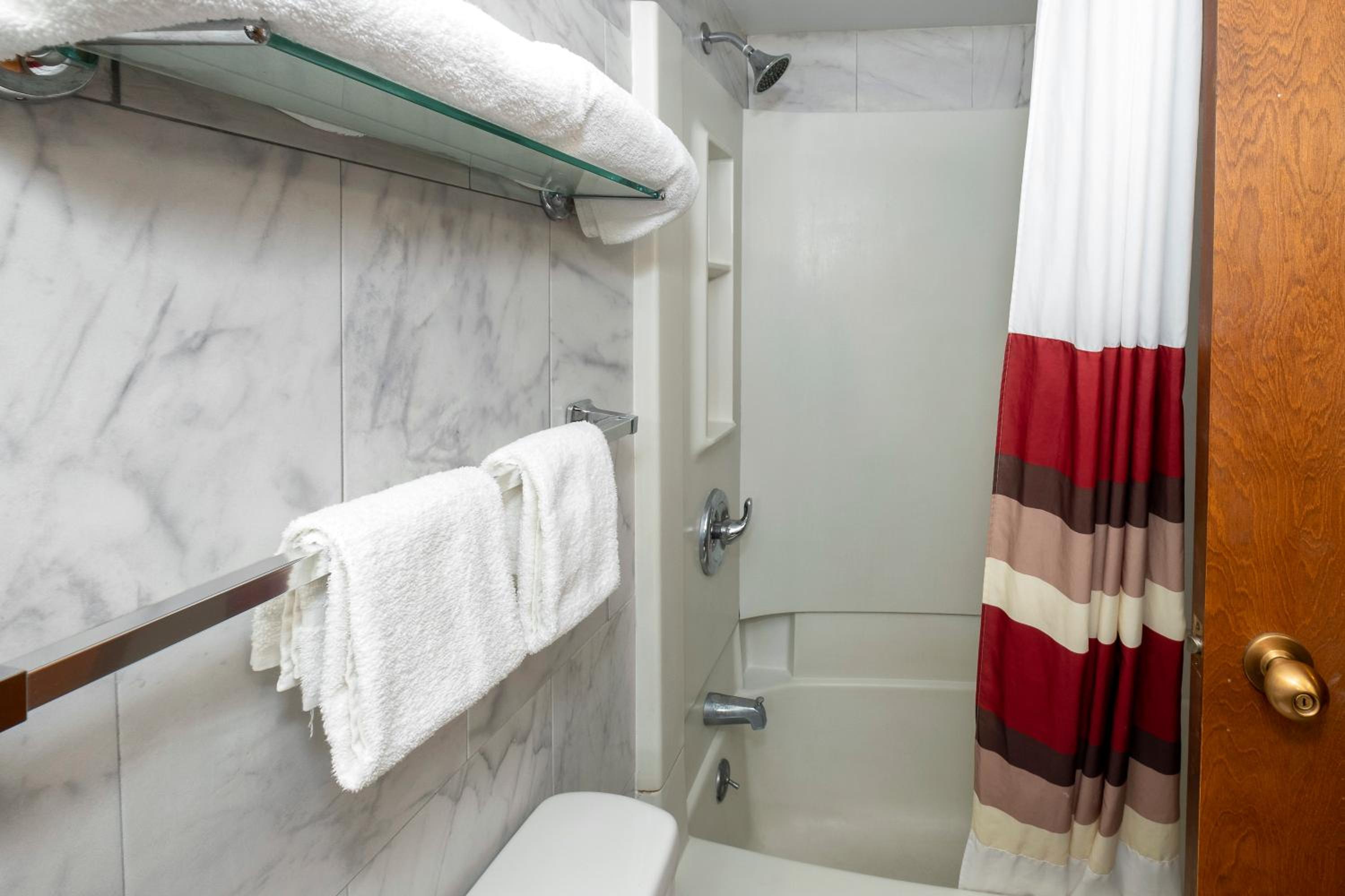Queen Room With Two Queen Beds - Disability Access/Non-Smoking photo 3