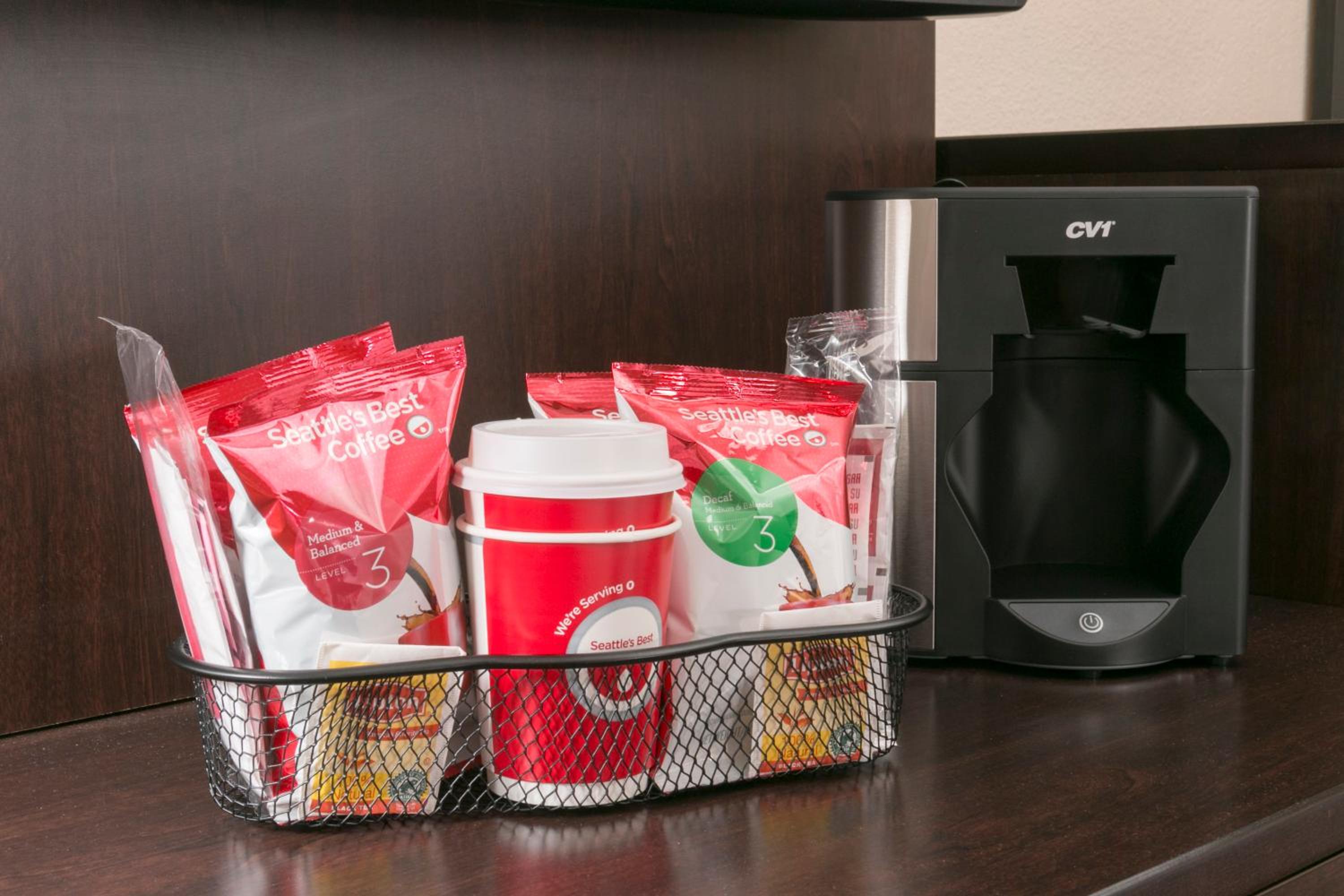 Premium King Room Smoke Free (Upgraded Bedding & Snack) - Photo 7