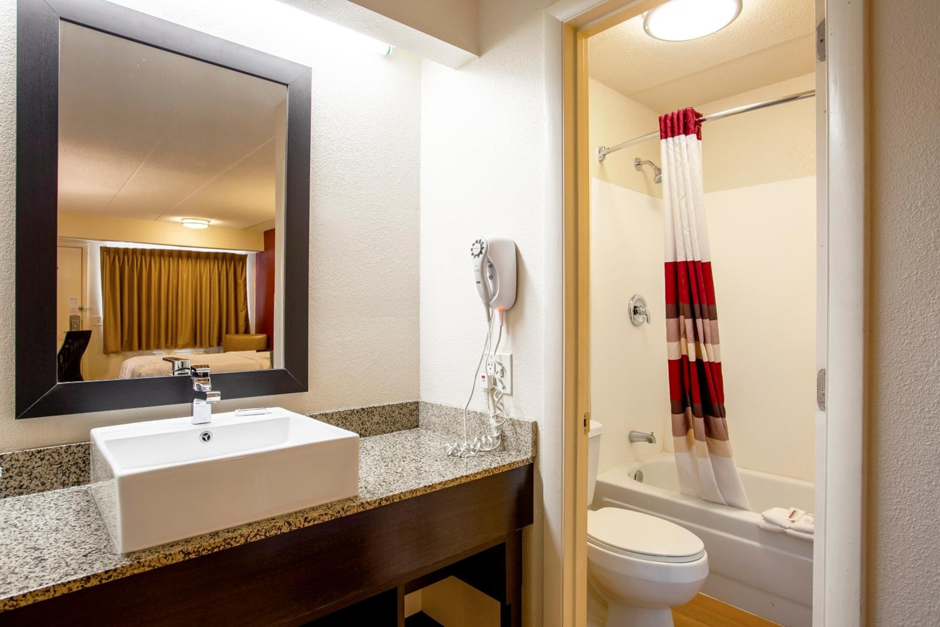 Standard Room with Two Double Beds Smoke Free - Photo 5
