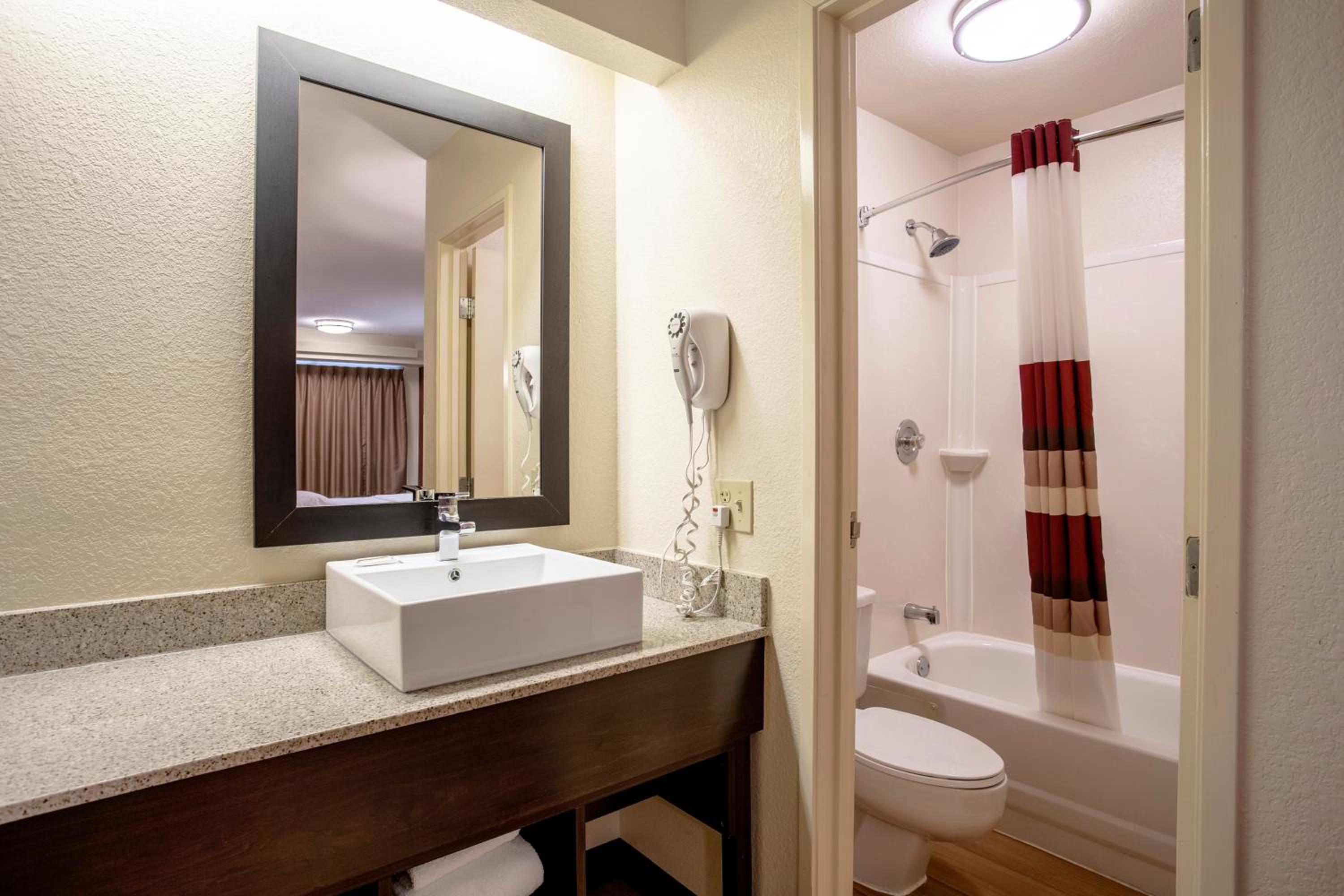 Premium King Room Smoke Free (Upgraded Bedding & Snack) - Photo 4