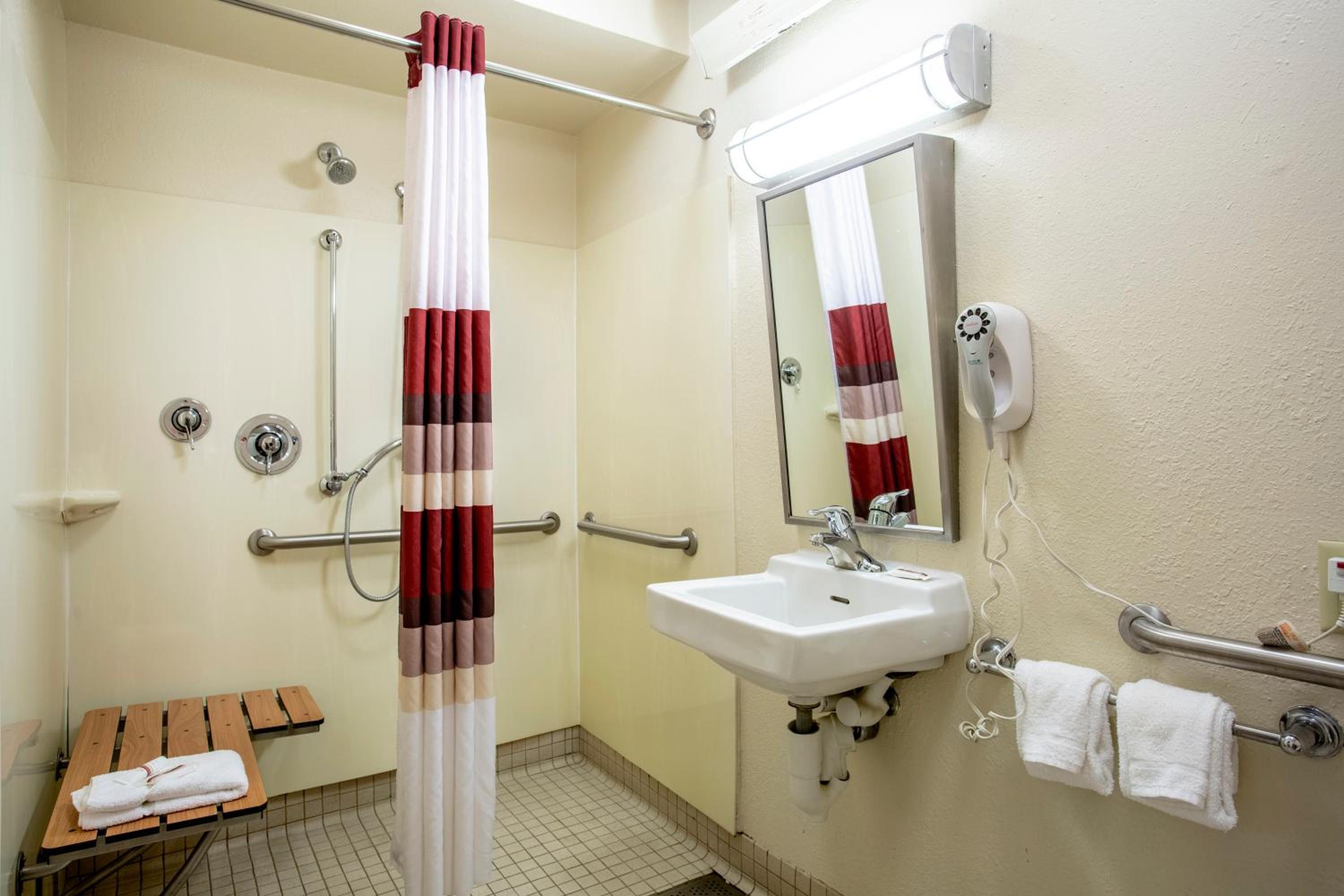 Superior King Room Disability Access Roll-ln Shower Smoke Free - Photo 2