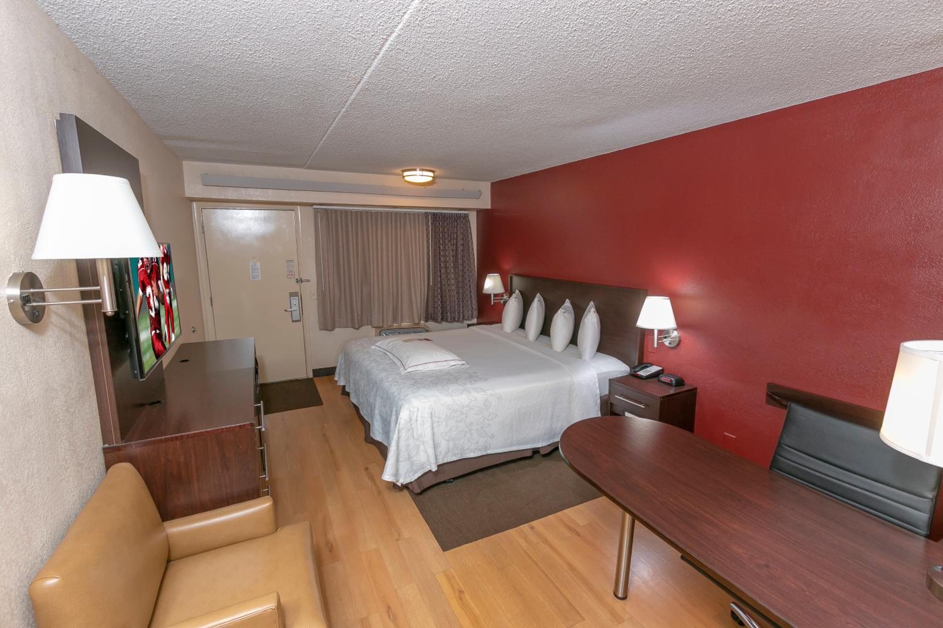 Premium King Room Smoke Free (Upgraded Bedding & Snack) - Photo 2