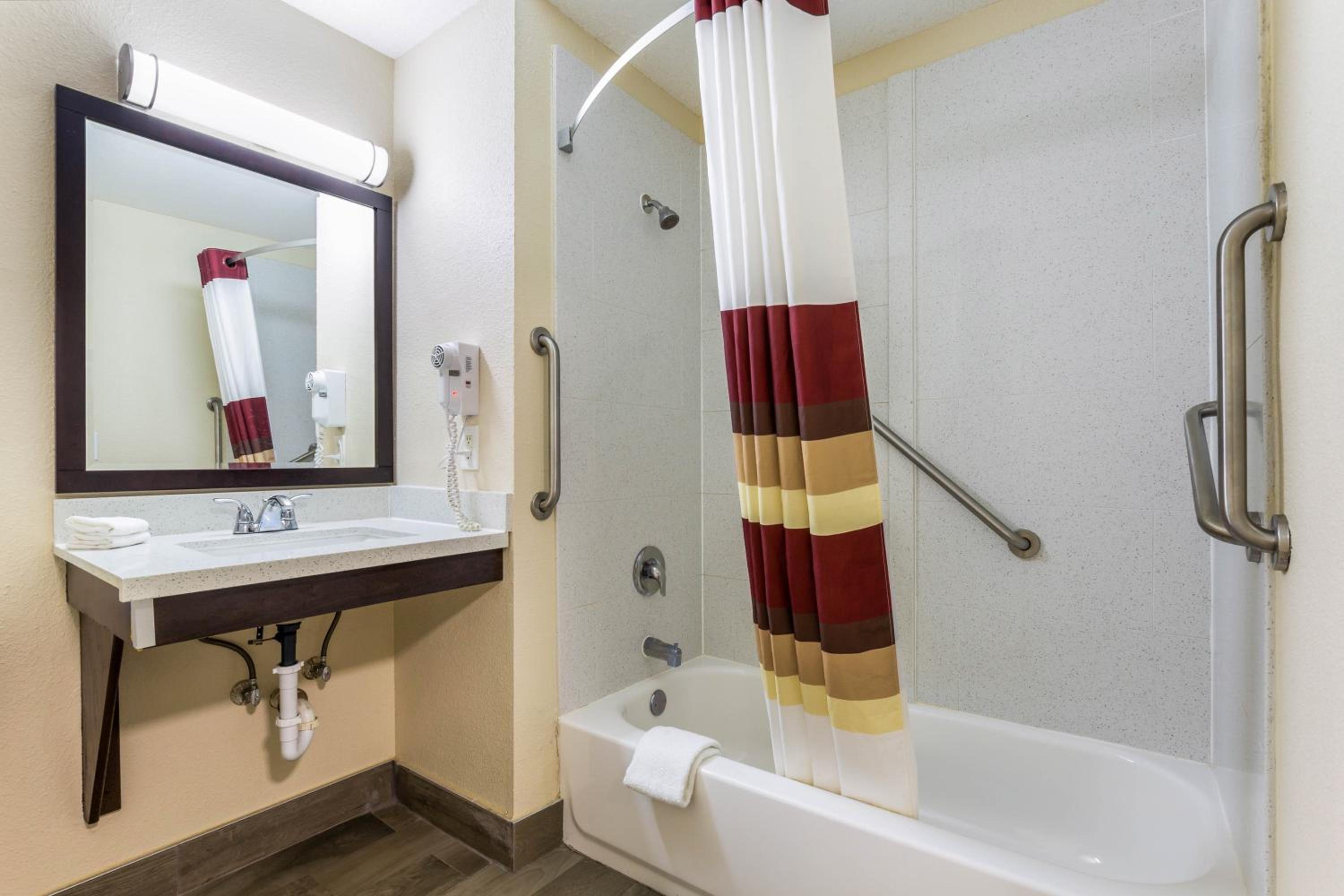 King Room - Disability Access/Non-Smoking photo 3