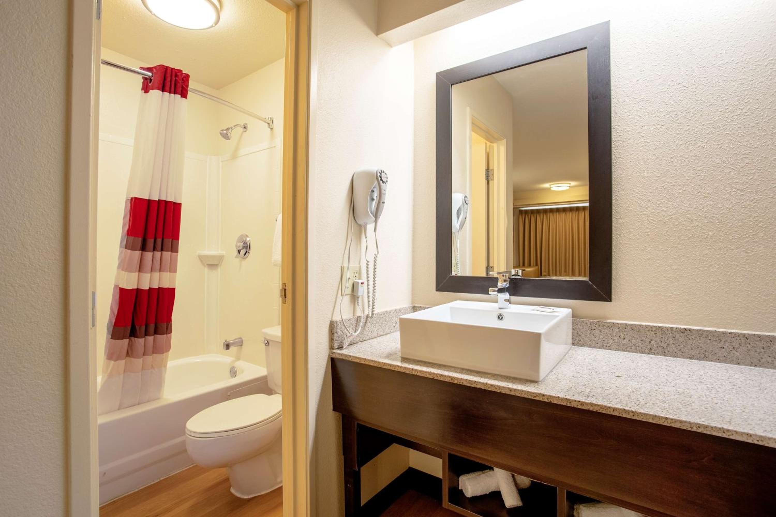 Standard Room with Two Double Beds Smoke Free - Photo 3