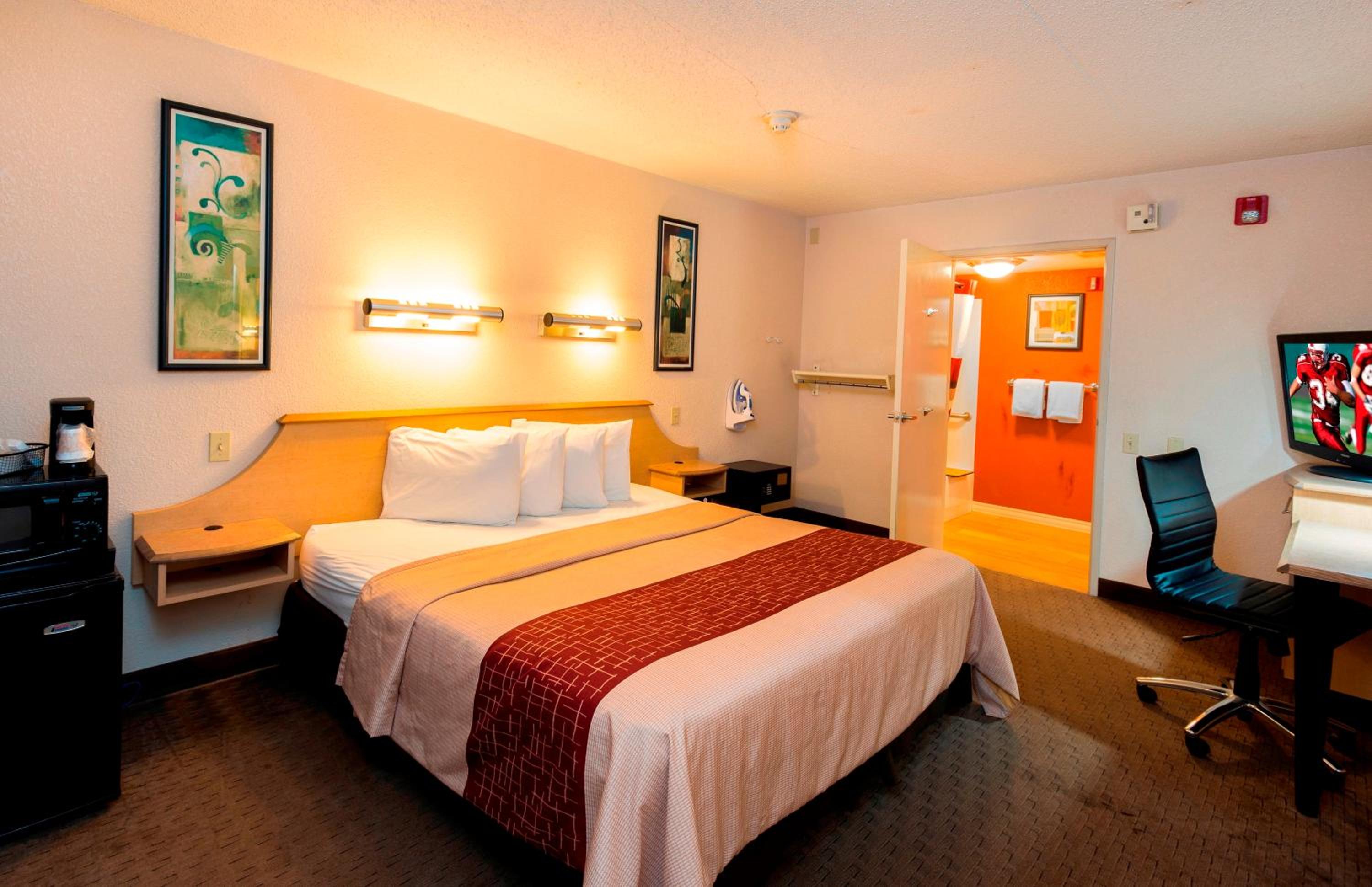 Superior King Room Disability Access Smoke Free - Photo 1