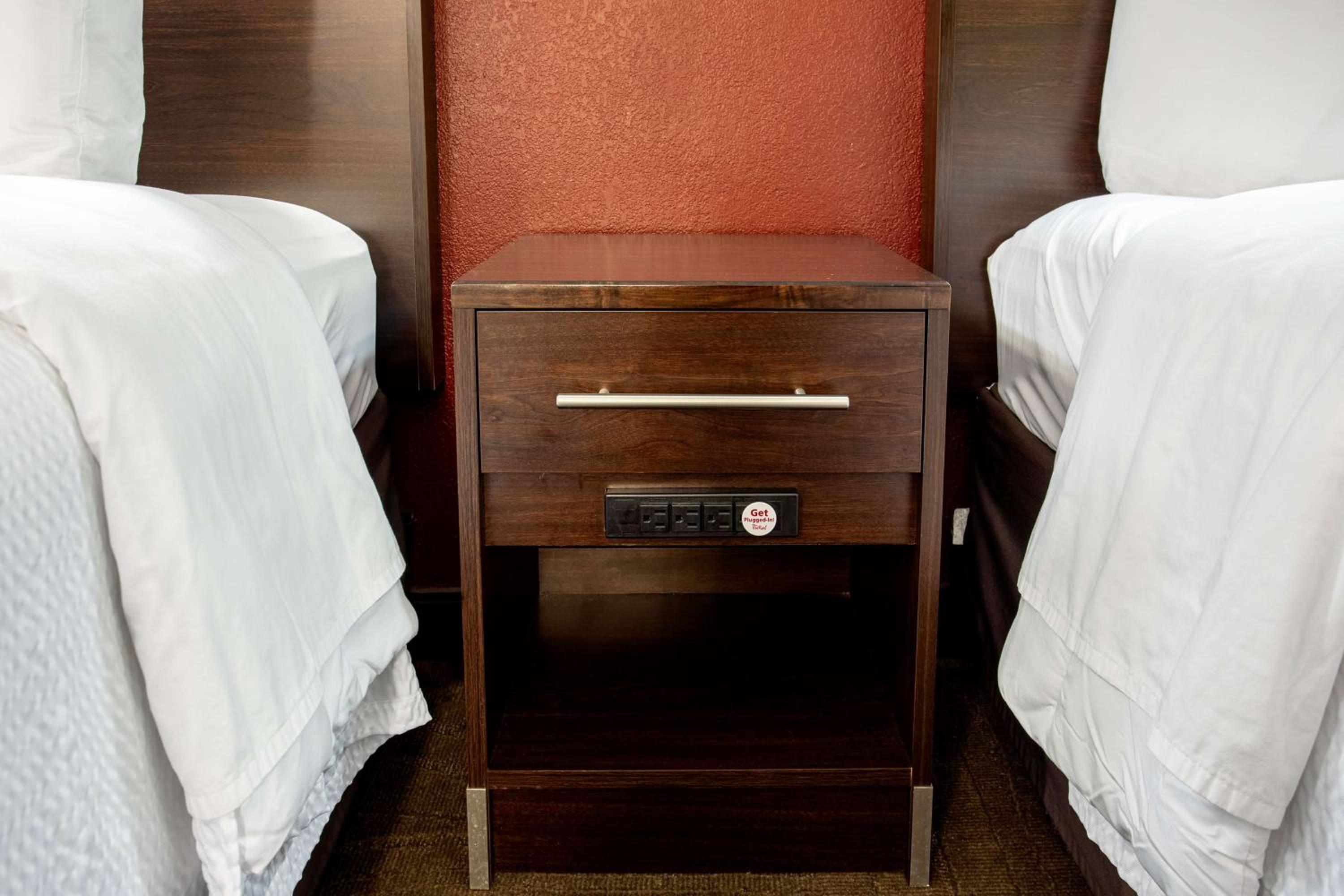 Standard Room with Two Double Beds Smoke Free - Photo 4