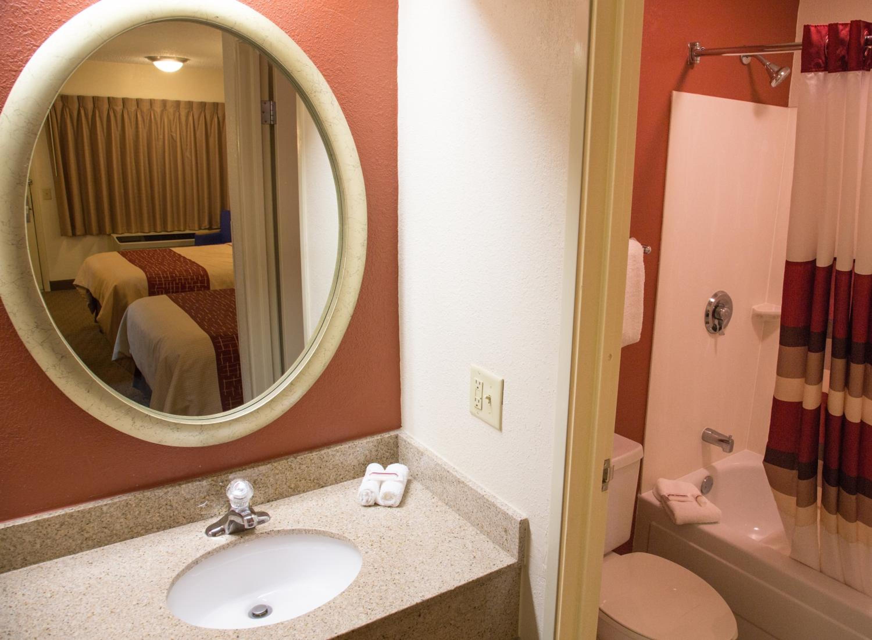 Superior King Room Disability Access Smoke Free - Photo 5