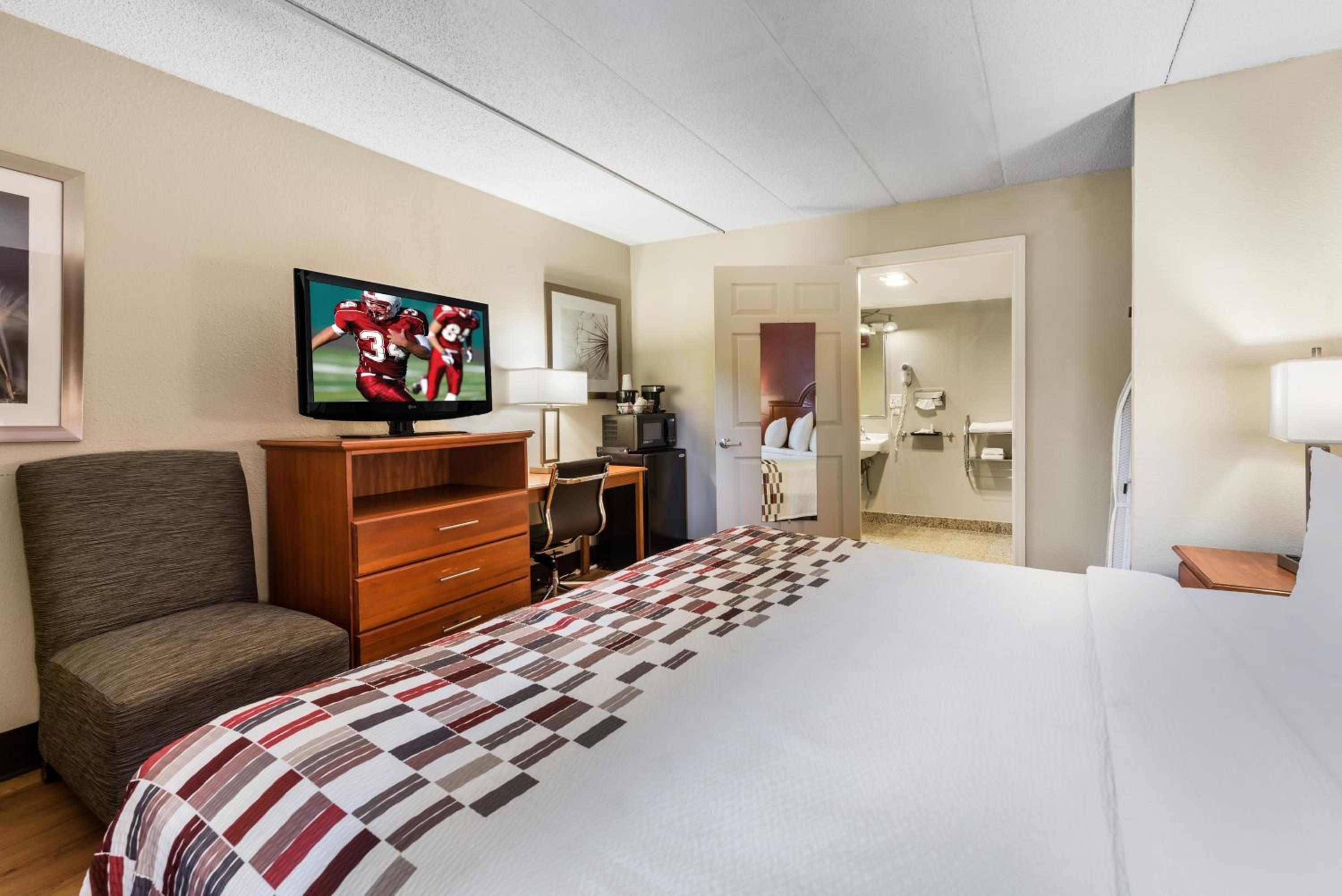 Superior King Room Disability Access Non-Smoking - Photo 6