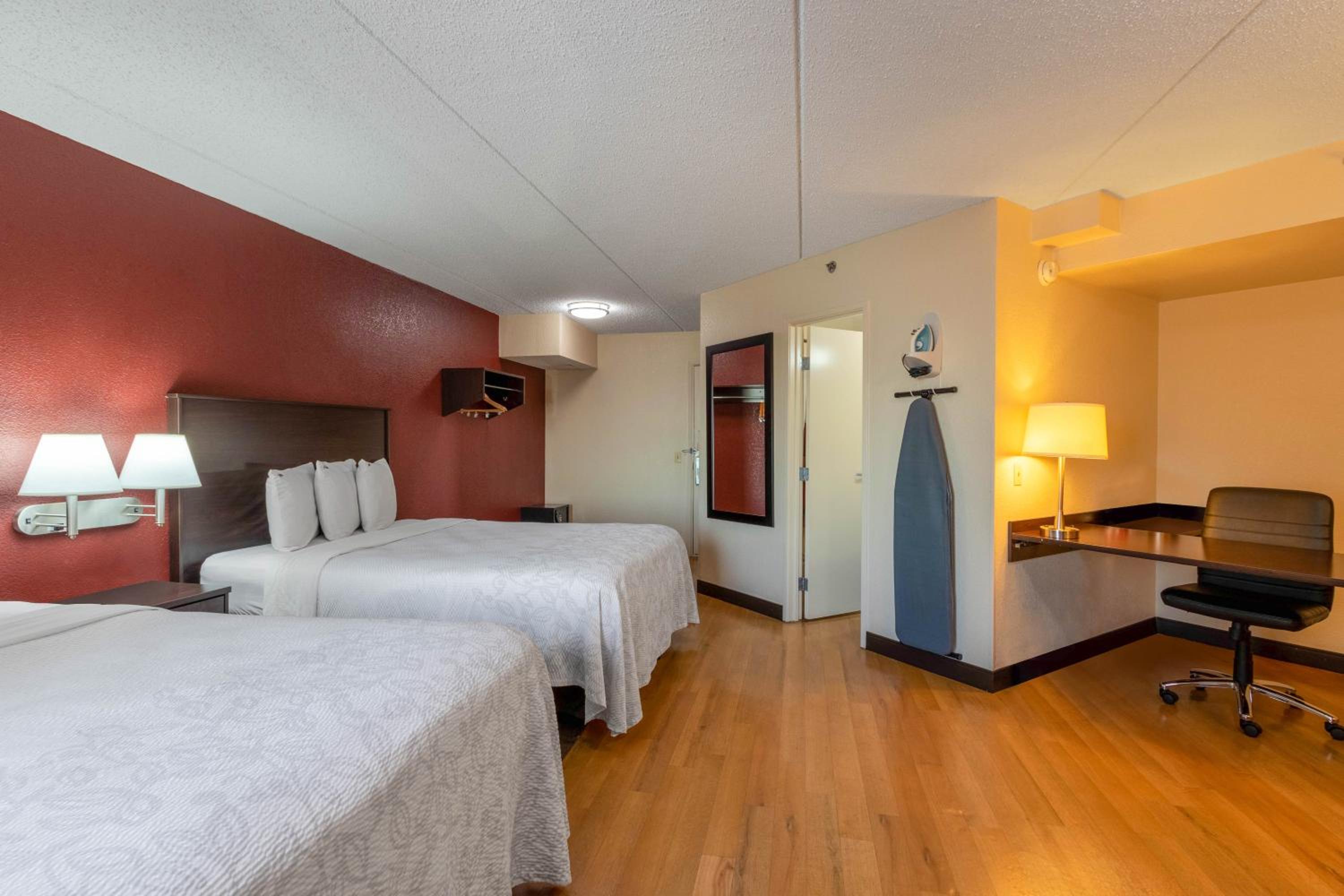Deluxe Room with Two Queen Beds Smoke Free - Photo 5