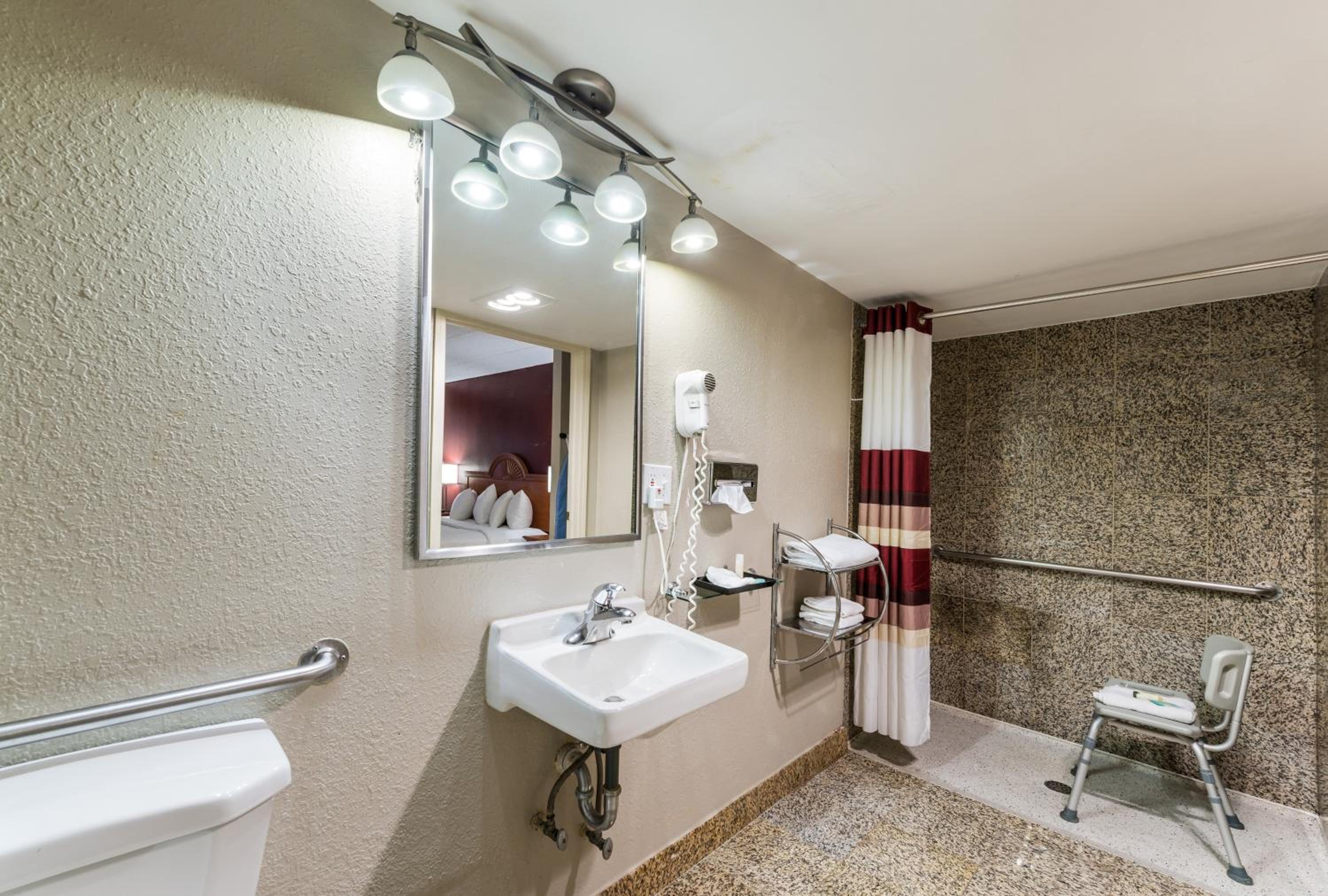 Deluxe King Room Disability Access Roll-In Shower Non-Smoking - Photo 8