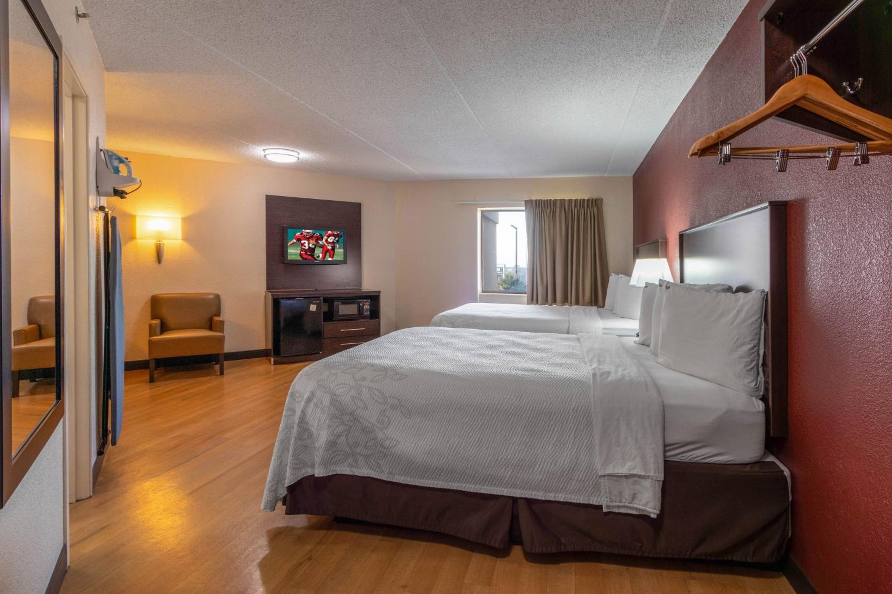 Deluxe Room with Two Queen Beds Smoke Free - Photo 2