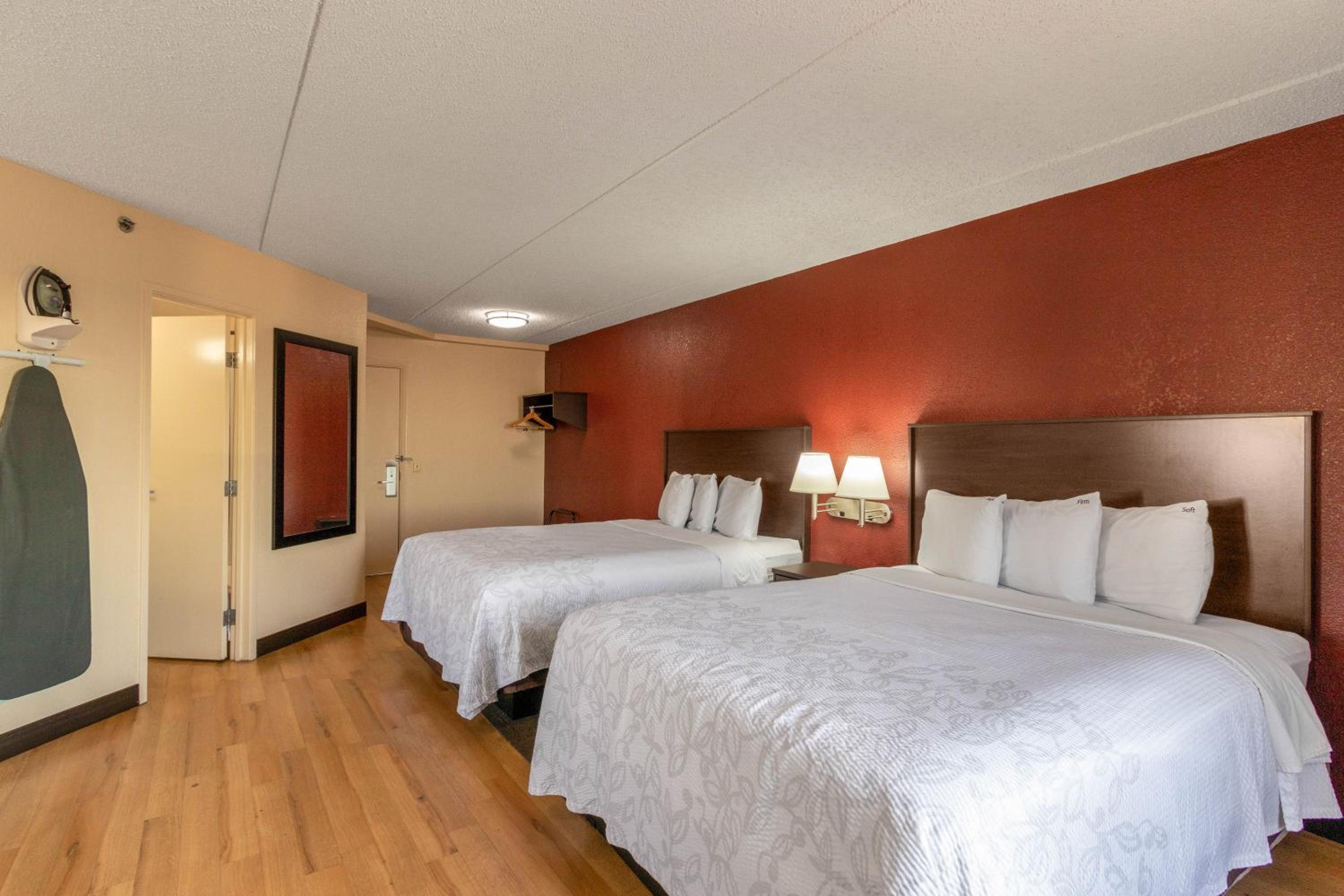 Deluxe Room with Two Queen Beds Smoke Free - Photo 4