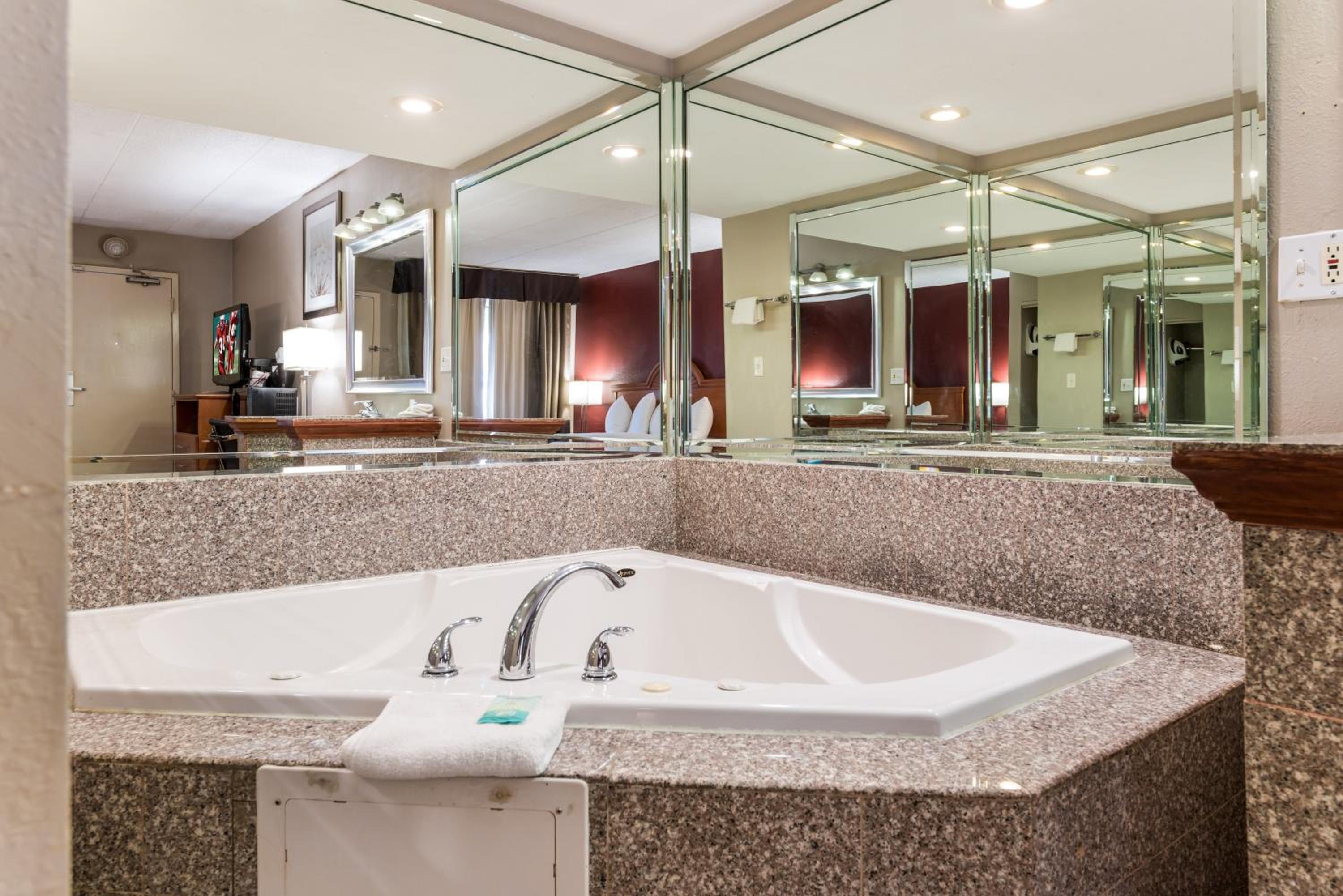 Superior King Room with Spa Non-Smoking - Photo 4
