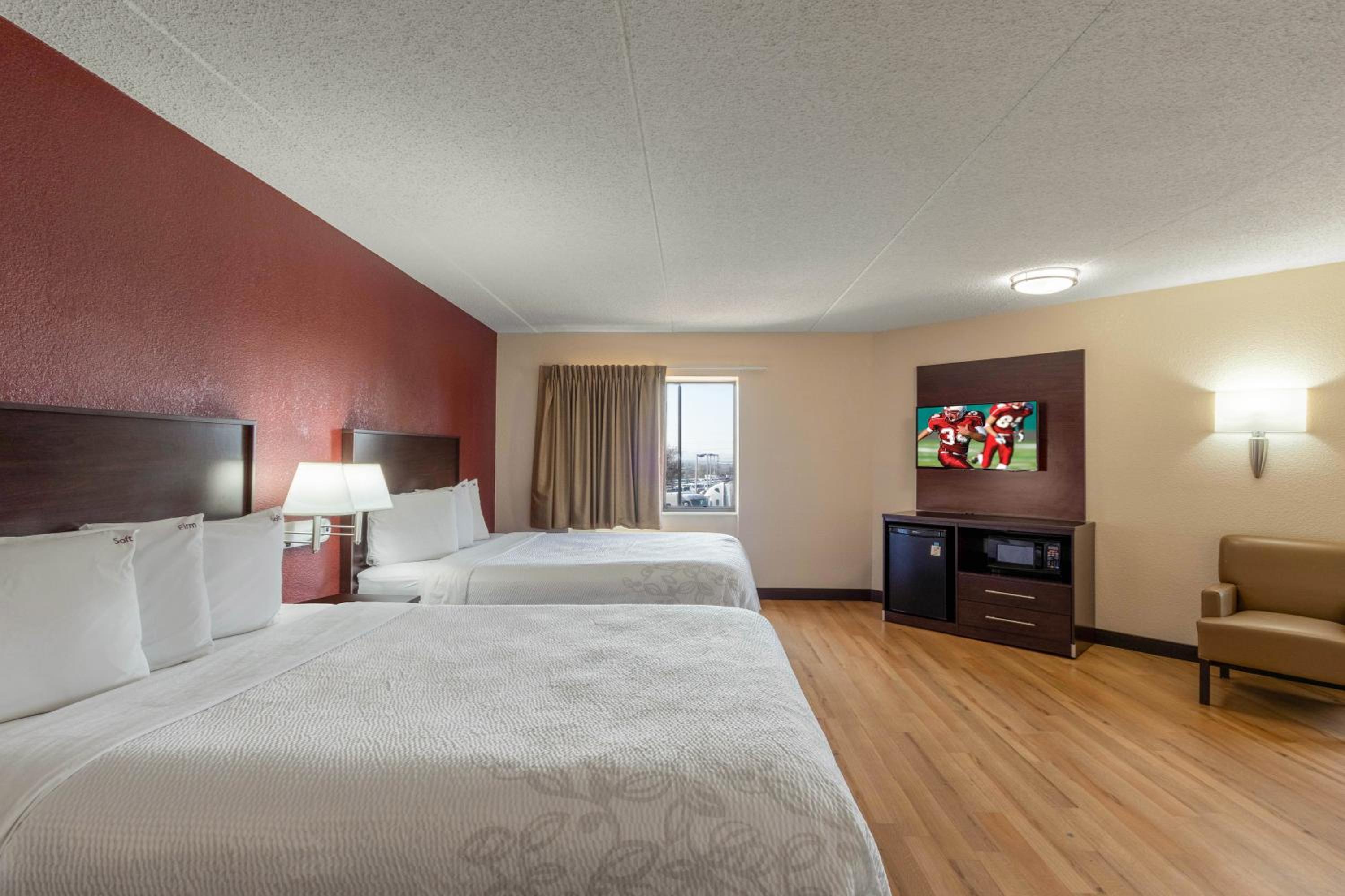 Deluxe Room with Two Queen Beds Smoke Free - Photo 3