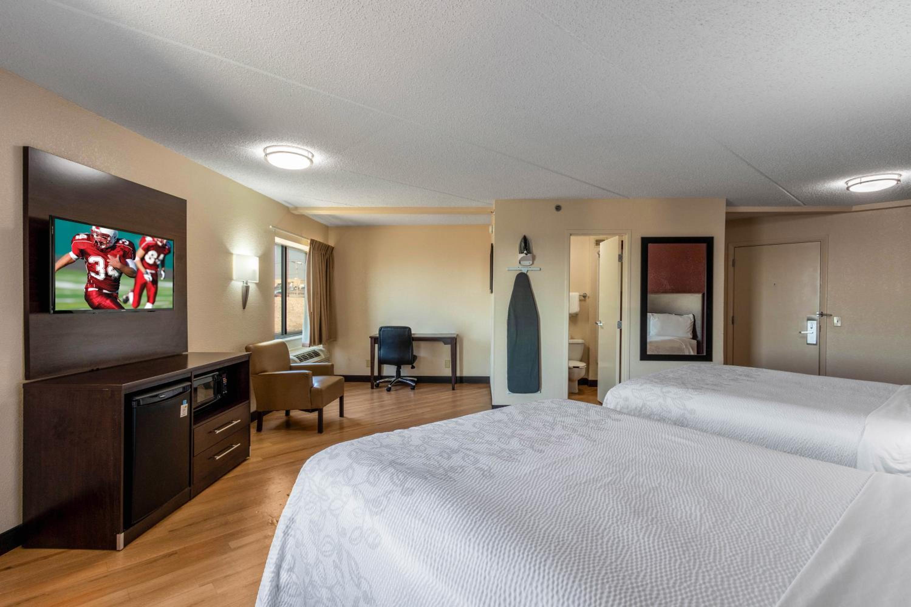 Deluxe Room with Two Queen Beds Smoke Free - Photo 8