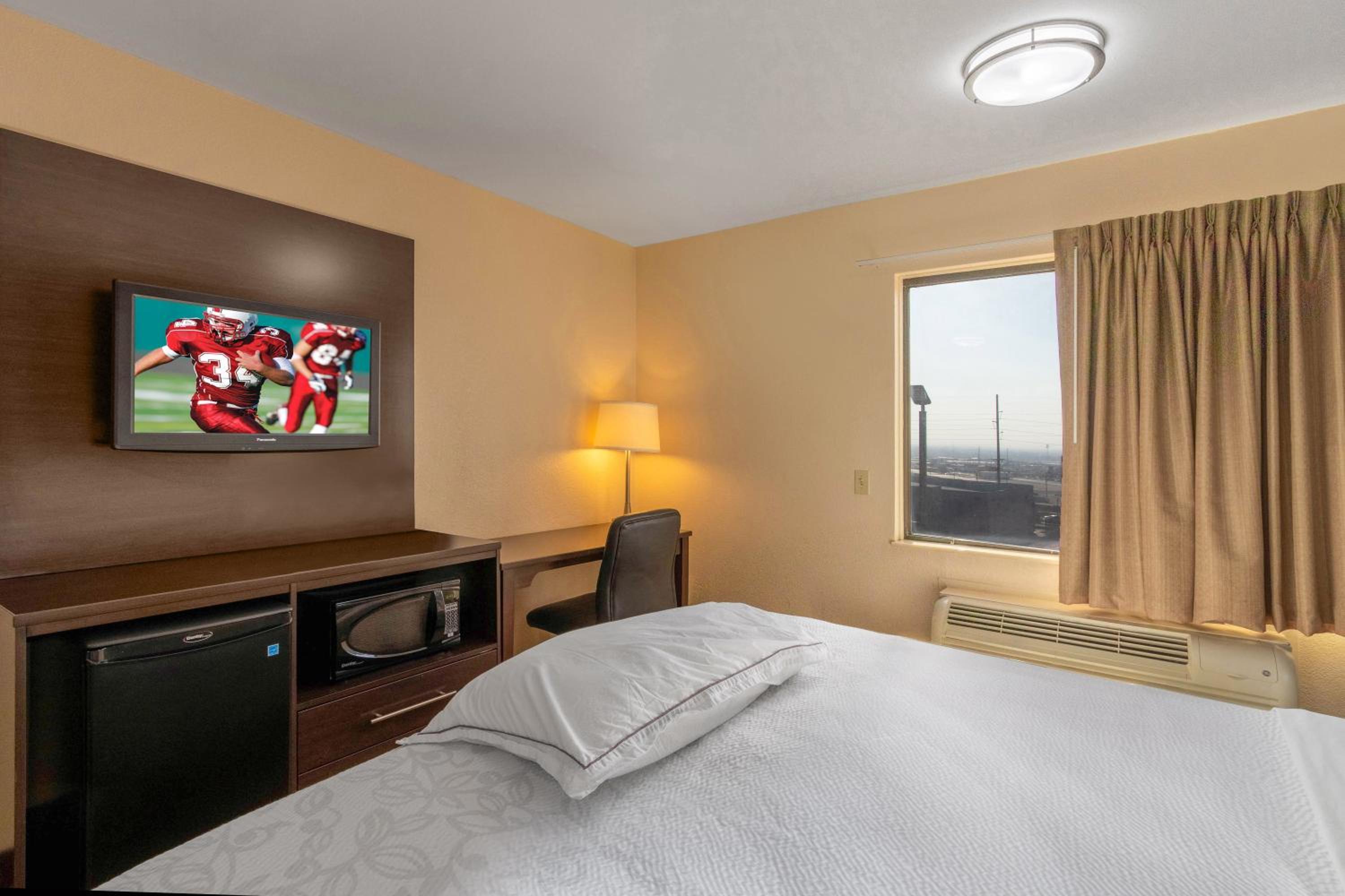Premium King Room Smoke Free (Upgraded Bedding & Snack) - Photo 3