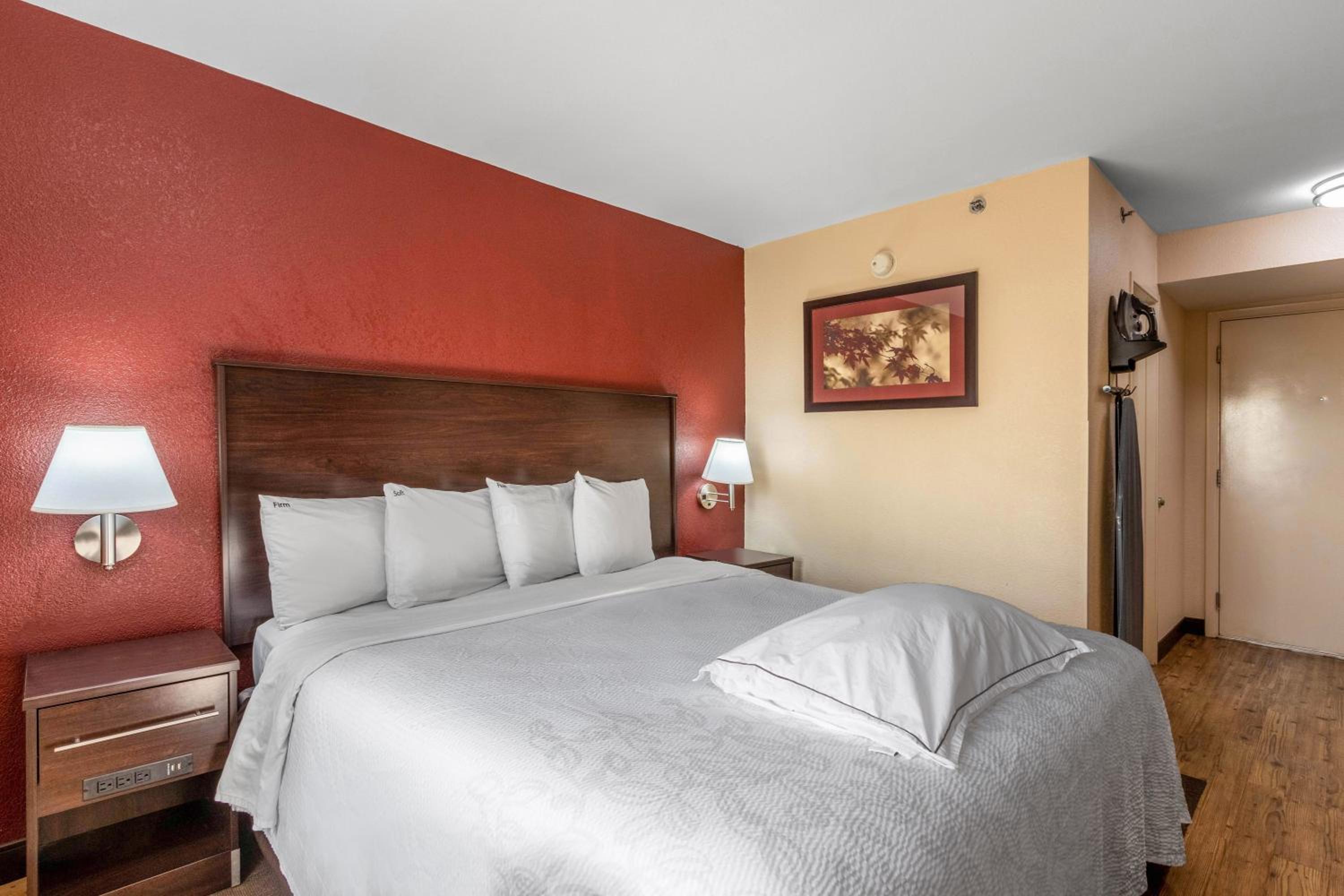 Premium King Room Smoke Free (Upgraded Bedding & Snack) - Photo 1