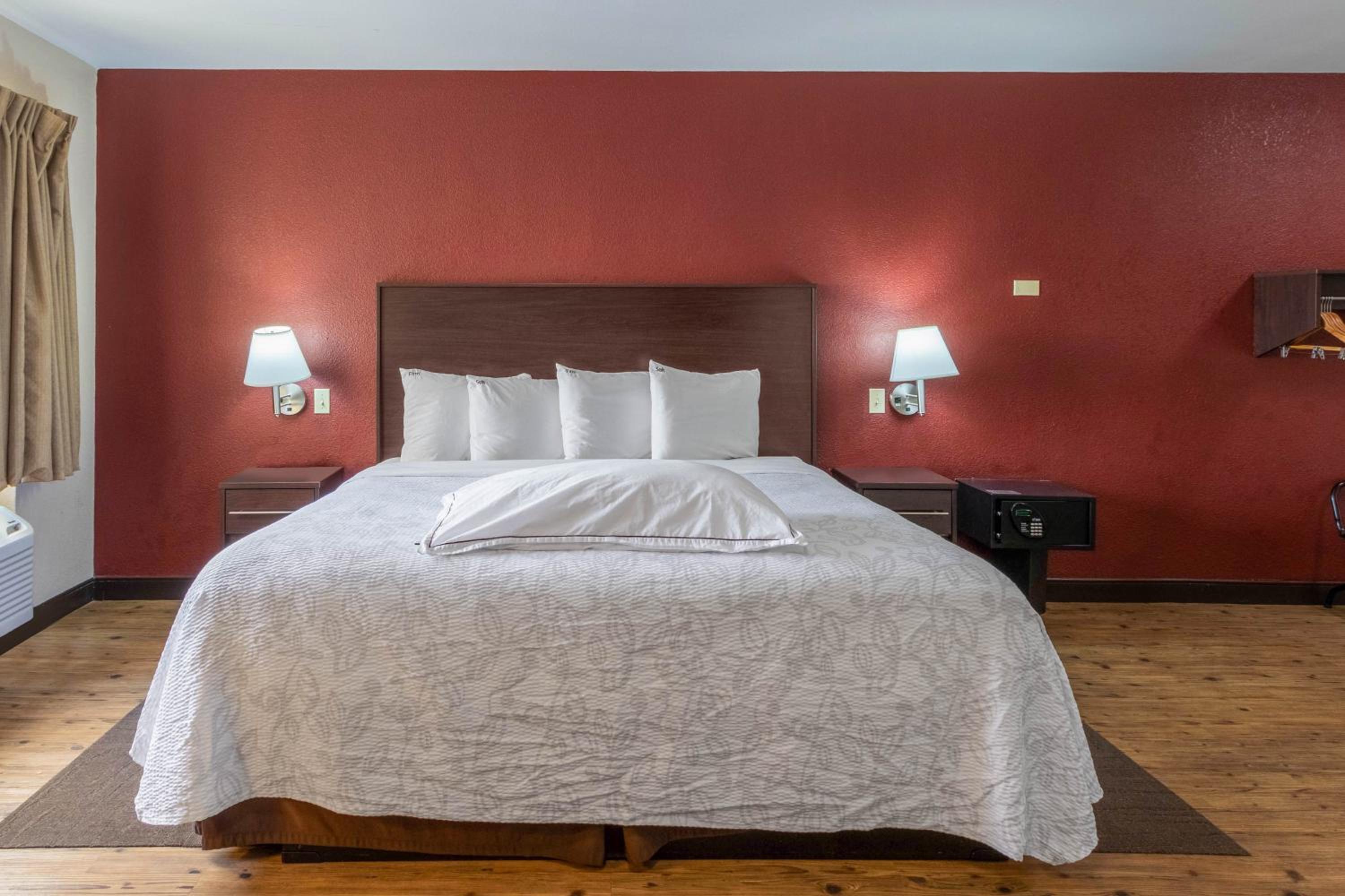 Premium King Room Disability Access Smoke Free (Upgraded Bedding & Snack) - Photo 2