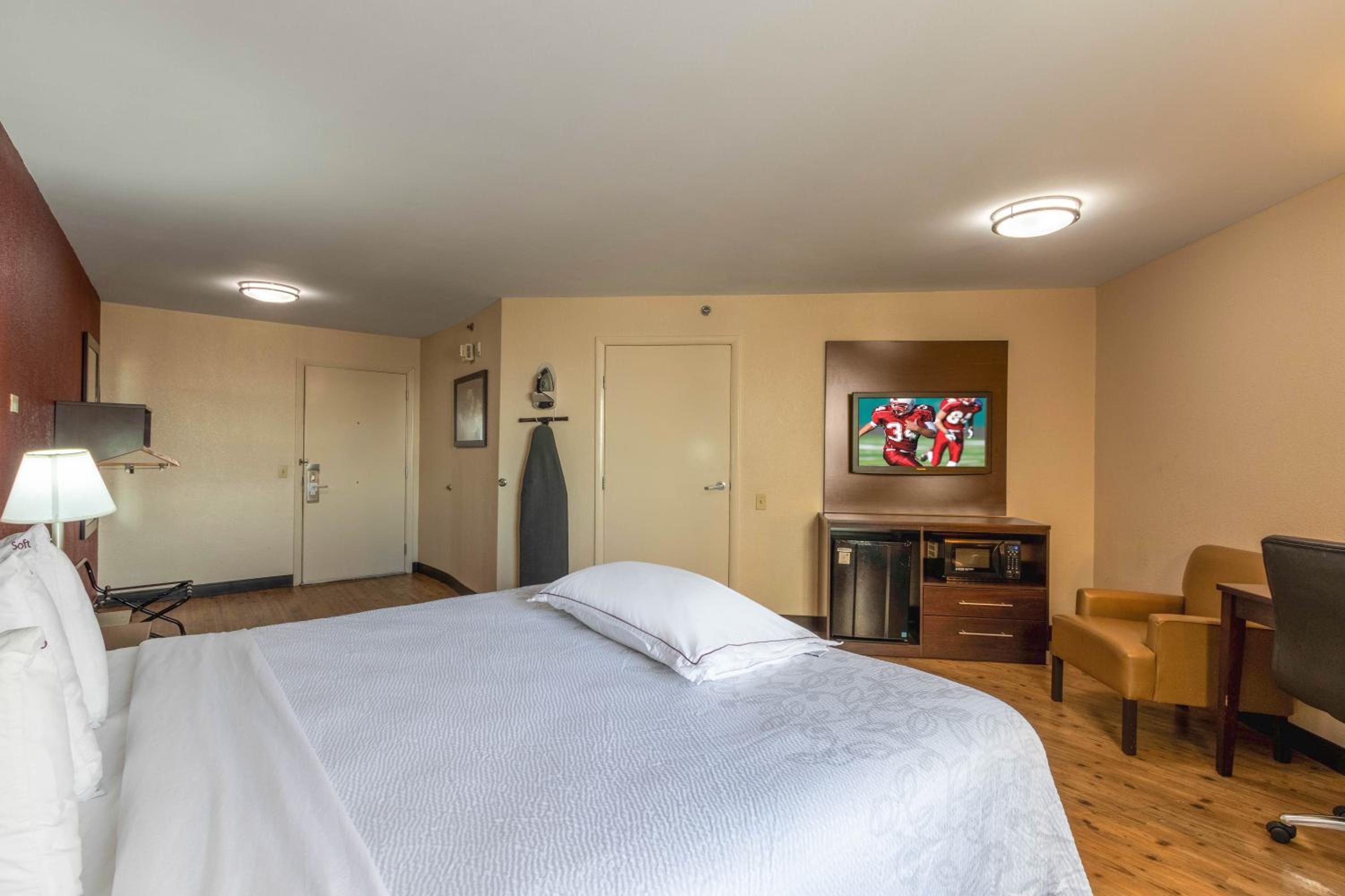 Premium King Room Disability Access Smoke Free (Upgraded Bedding & Snack) - Photo 6