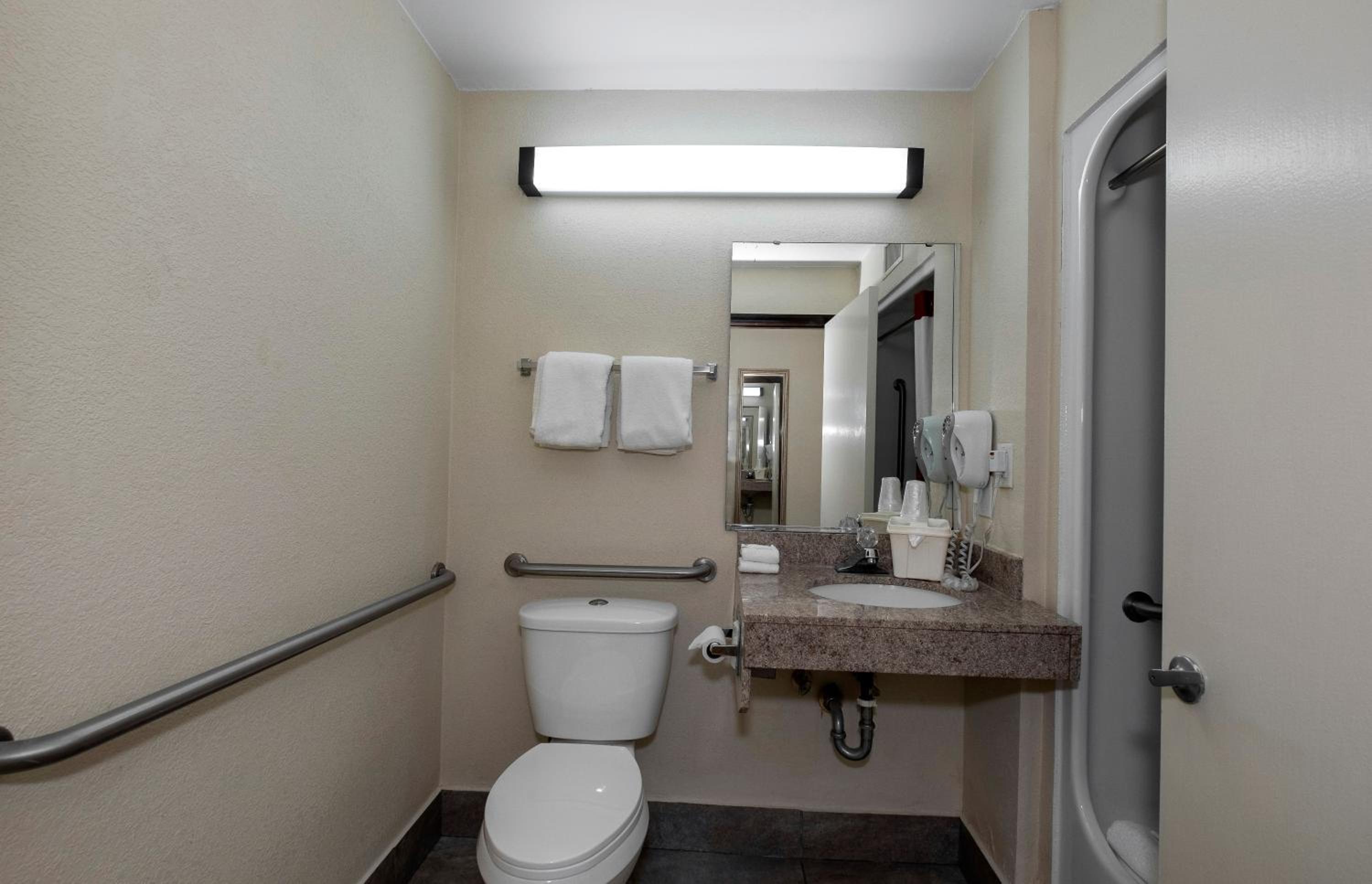 Superior King Room with Disability Access Non-Smoking - Photo 4