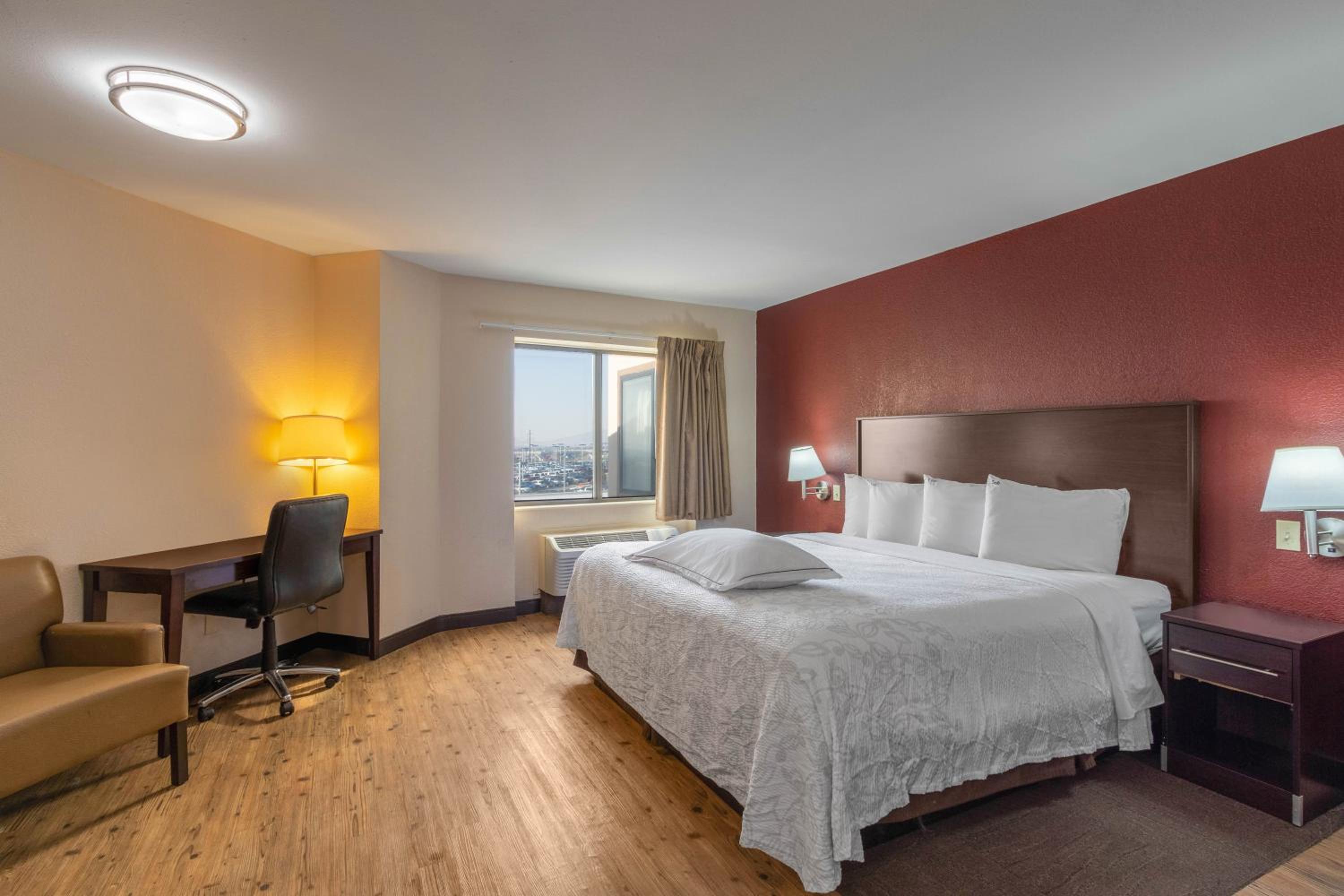 Premium King Room Disability Access Smoke Free (Upgraded Bedding & Snack) - Photo 4
