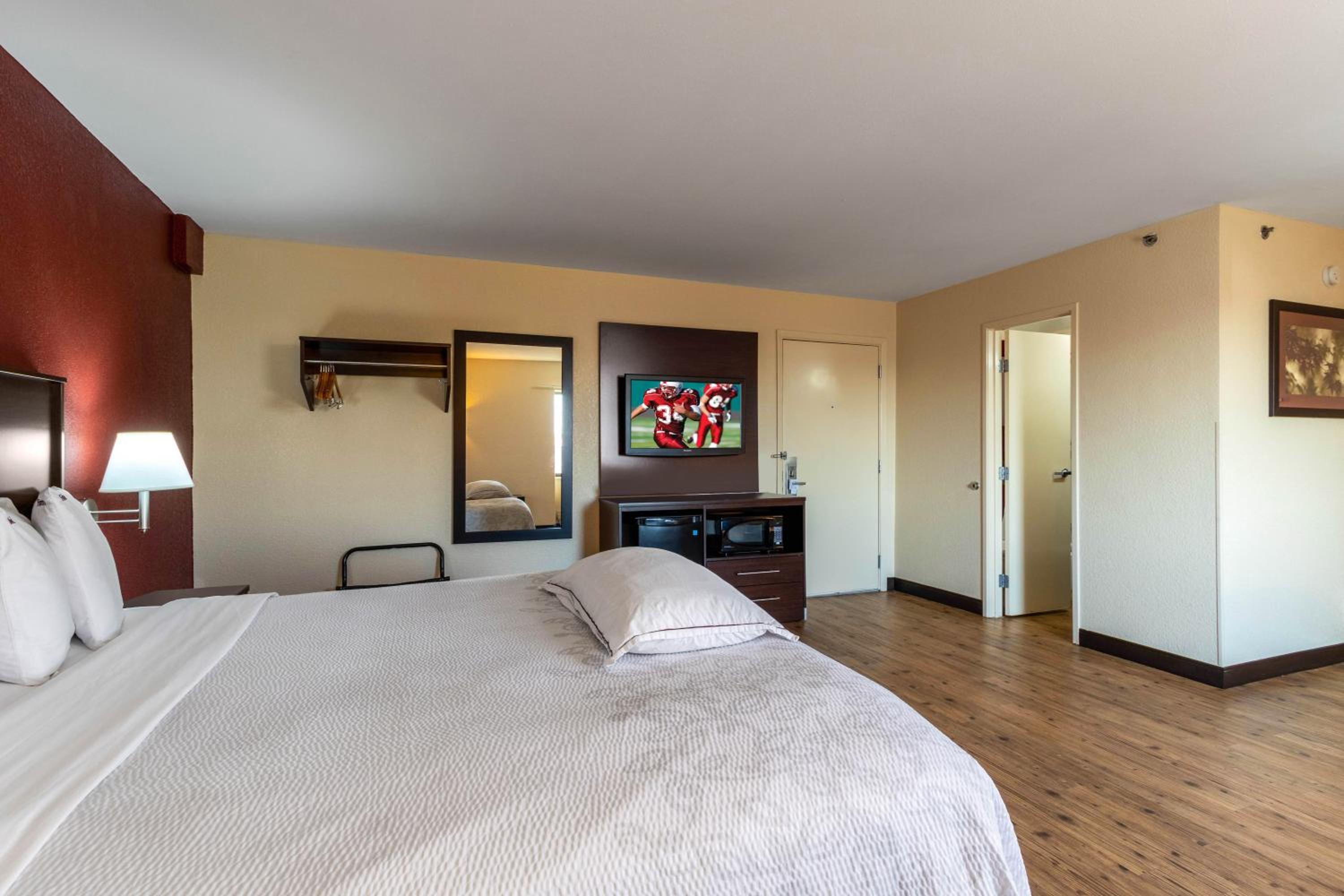 Premium King Room Disability Access Smoke Free (Upgraded Bedding & Snack) - Photo 5