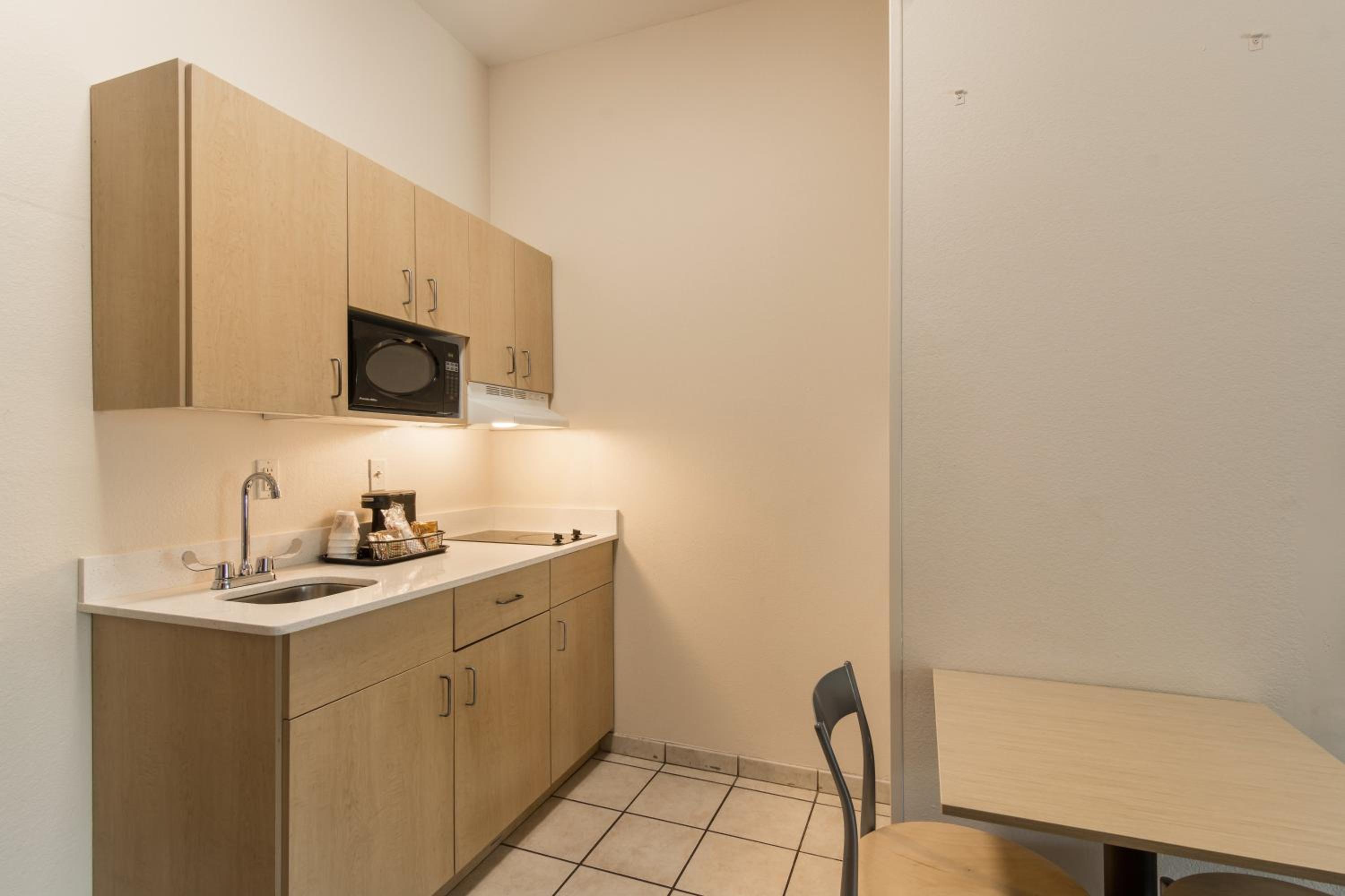 Deluxe King Room with Kitchen - Non-Smoking - Photo 4