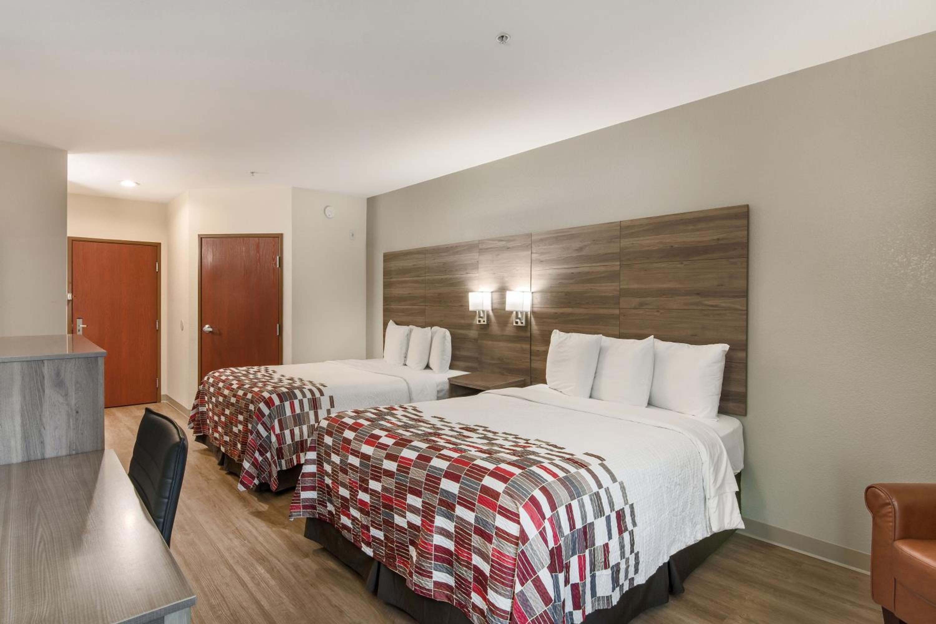 Deluxe Queen Room with Two Queen Beds - Non-Smoking - Photo 3