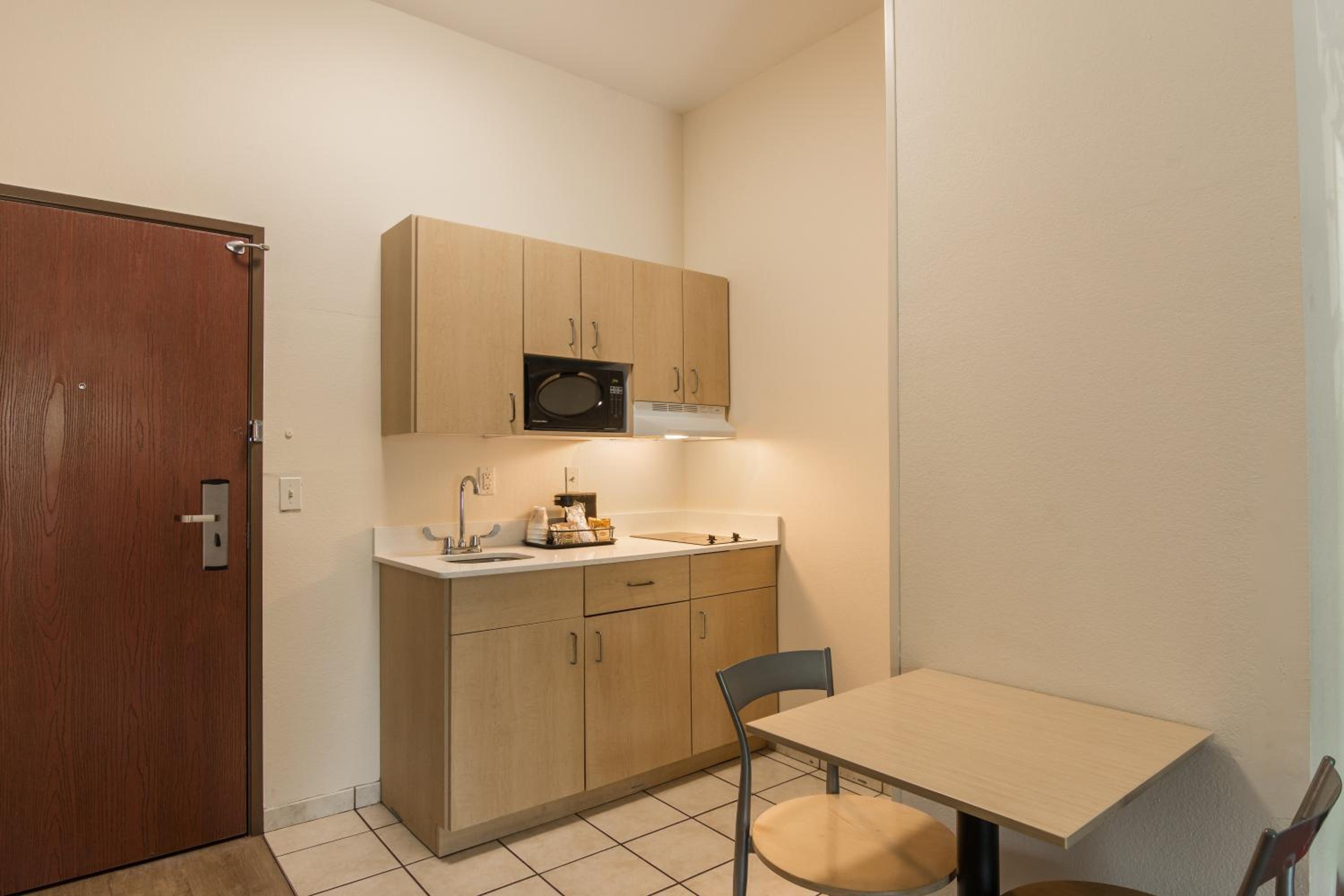Deluxe King Room with Kitchen - Non-Smoking - Photo 5