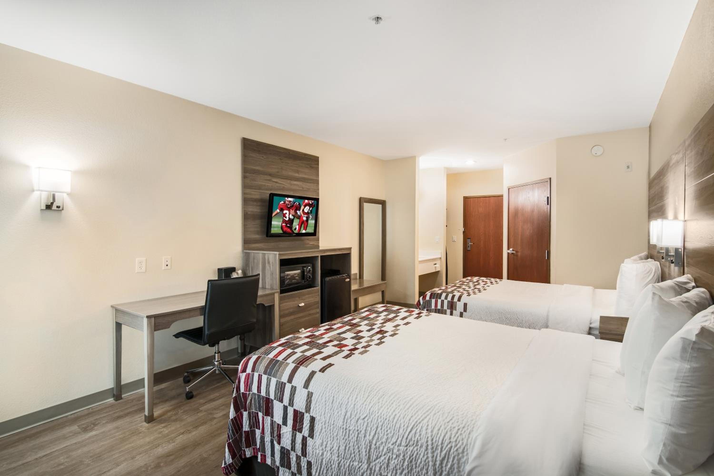 Deluxe Queen Room with Two Queen Beds - Non-Smoking - Photo 7