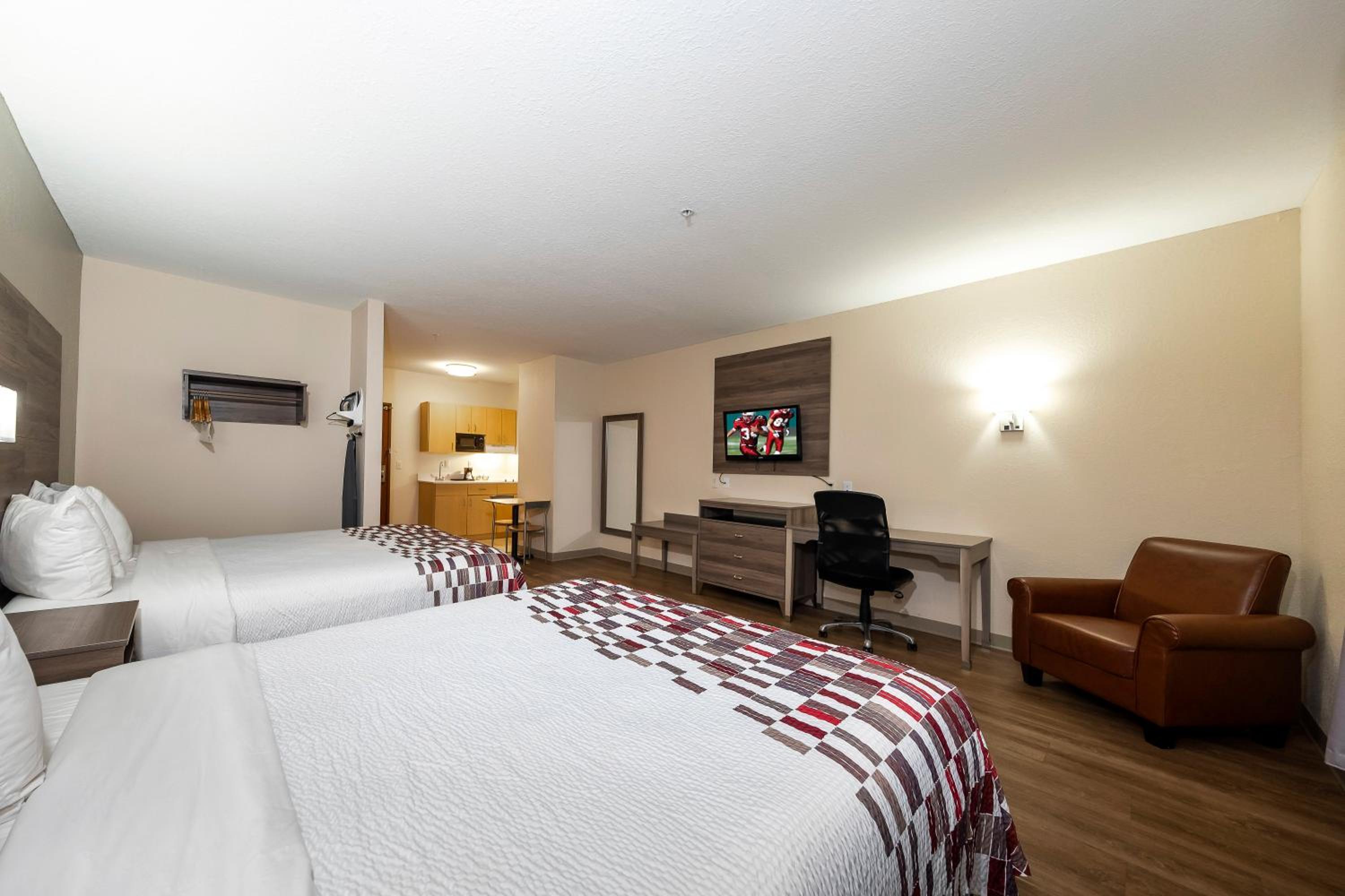 Deluxe Queen Room with Two Queen Beds and Kitchenette - Non-Smoking - Photo 2
