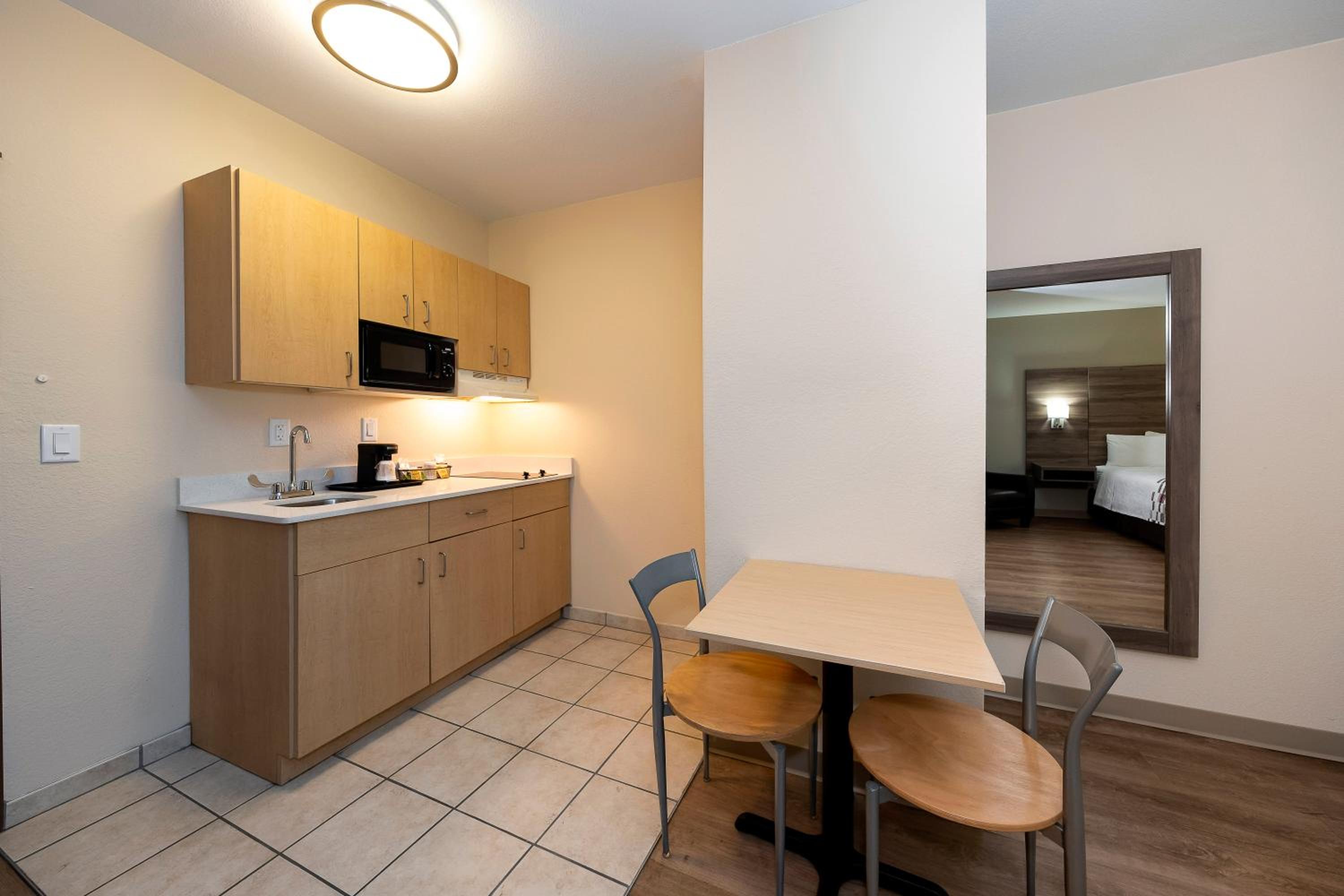 Deluxe King Room with Kitchen - Non-Smoking - Photo 9