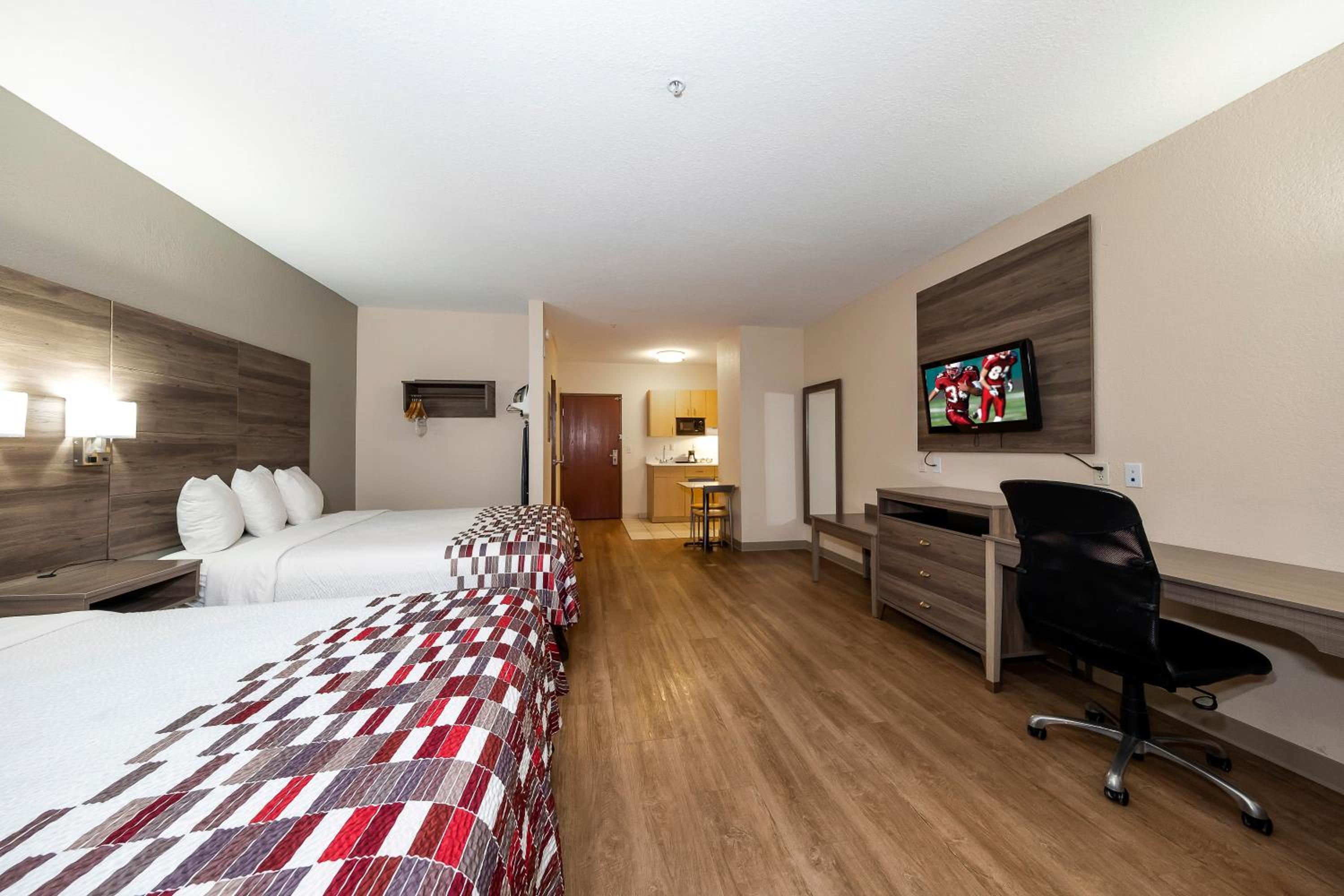 Deluxe Queen Room with Two Queen Beds and Kitchenette - Non-Smoking - Photo 1