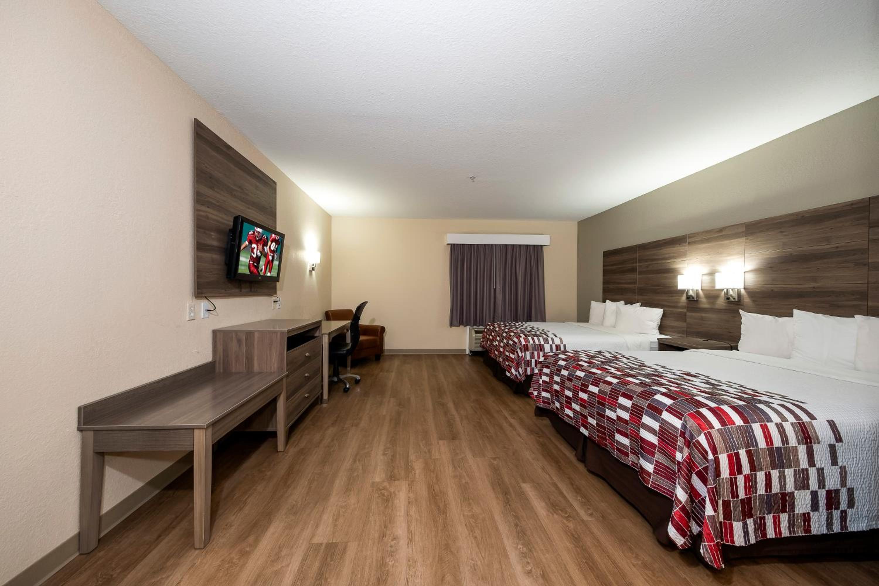 Deluxe Queen Room with Two Queen Beds - Non-Smoking - Photo 2