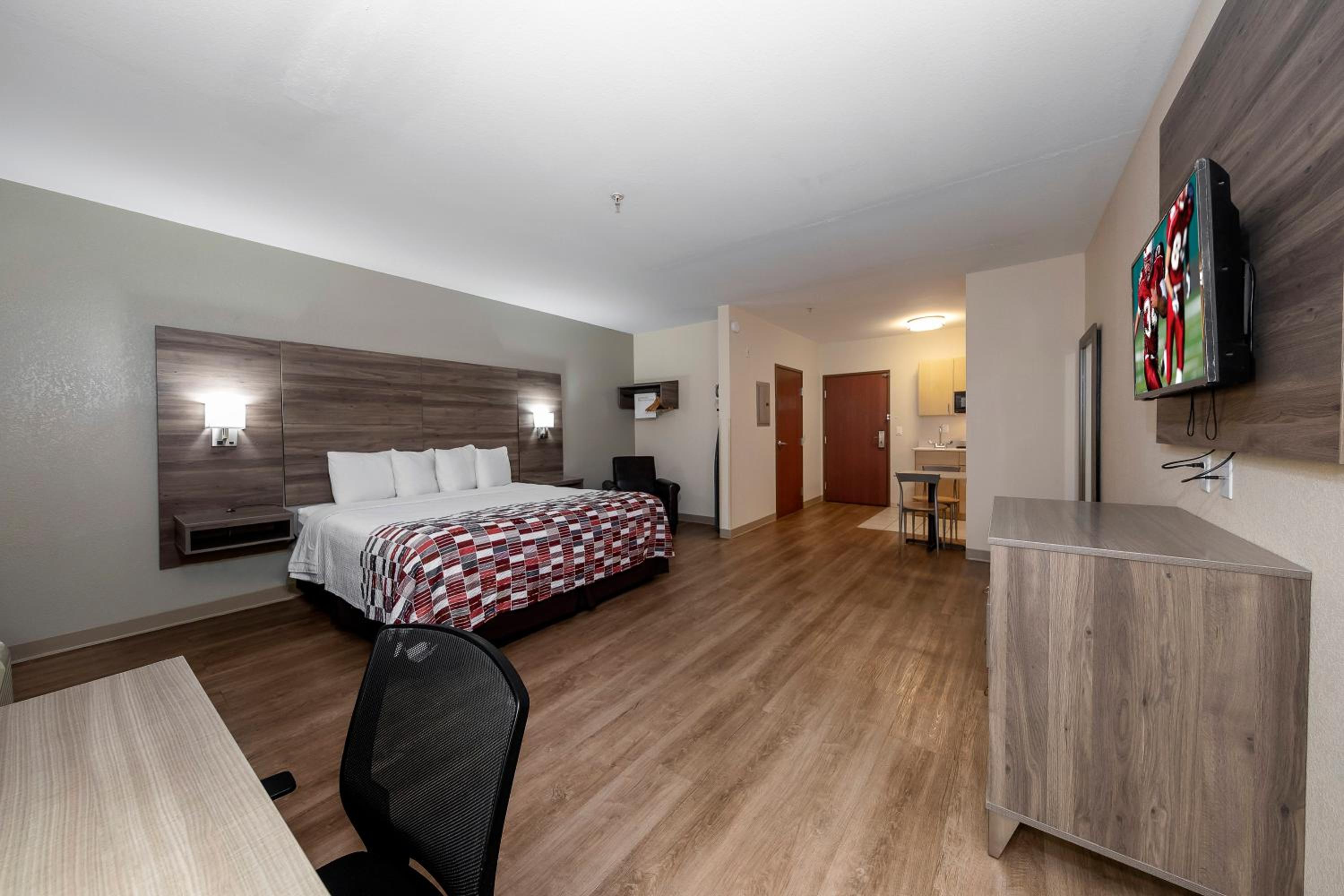 Deluxe King Room with Kitchen - Non-Smoking - Photo 3