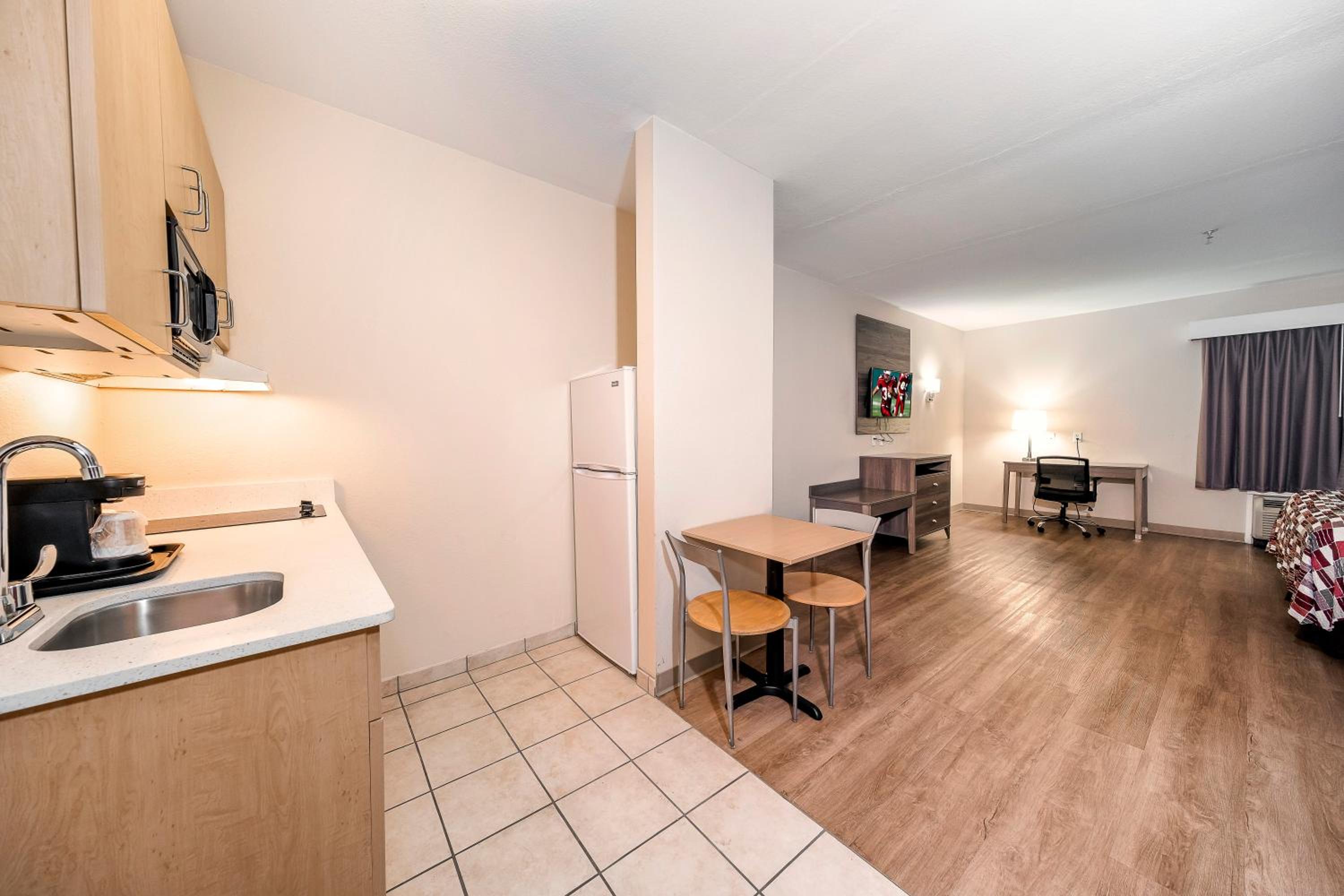 Deluxe Queen Room with Two Queen Beds and Kitchenette - Non-Smoking - Photo 9
