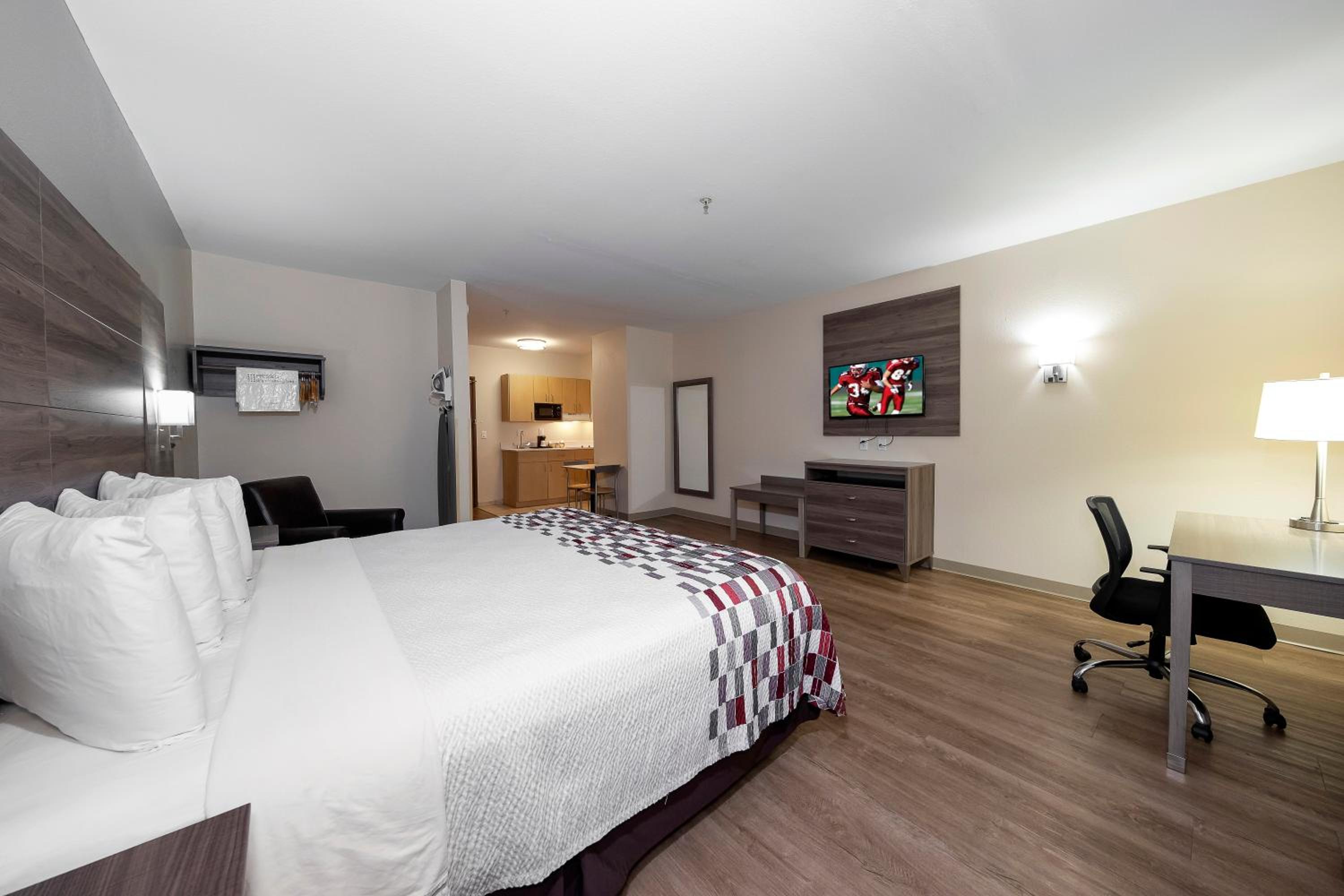Deluxe King Room with Kitchen - Non-Smoking - Photo 2