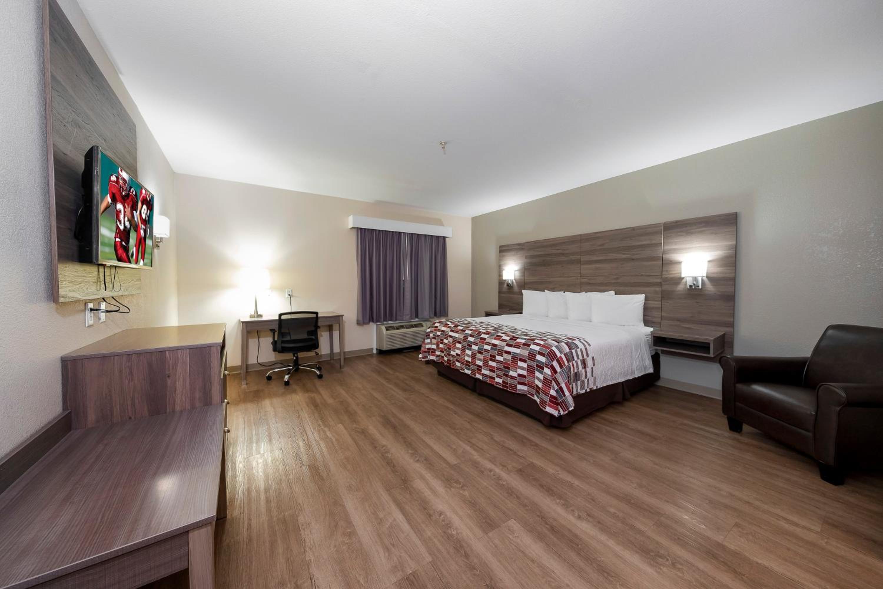 Deluxe King Room with Kitchen - Non-Smoking - Photo 1