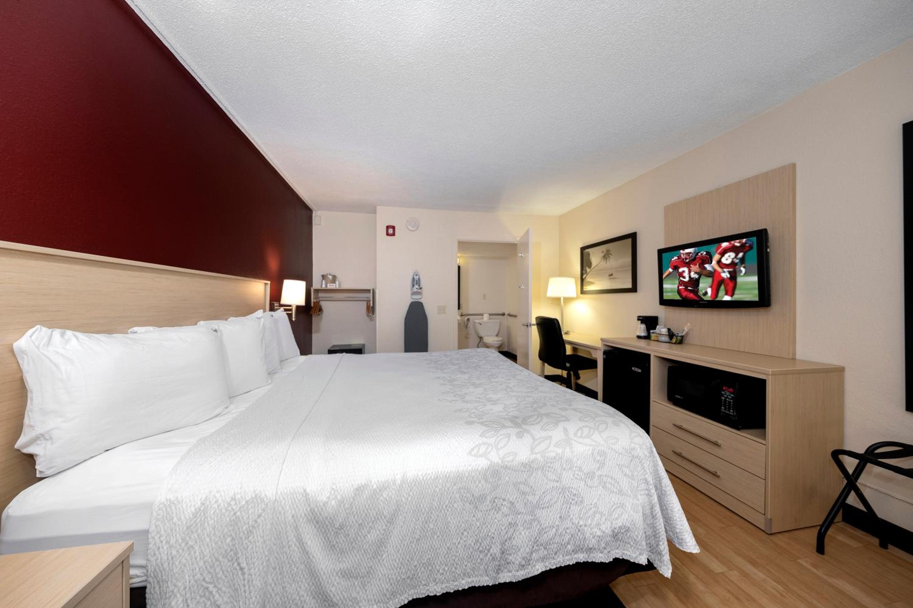 Standard King Room Poolside Disability Access Smoke Free photo 2